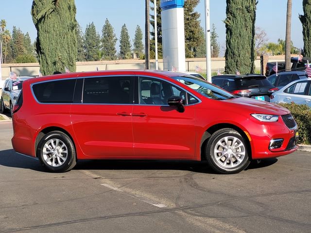 New 2026 Chrysler Pacifica Select image 3