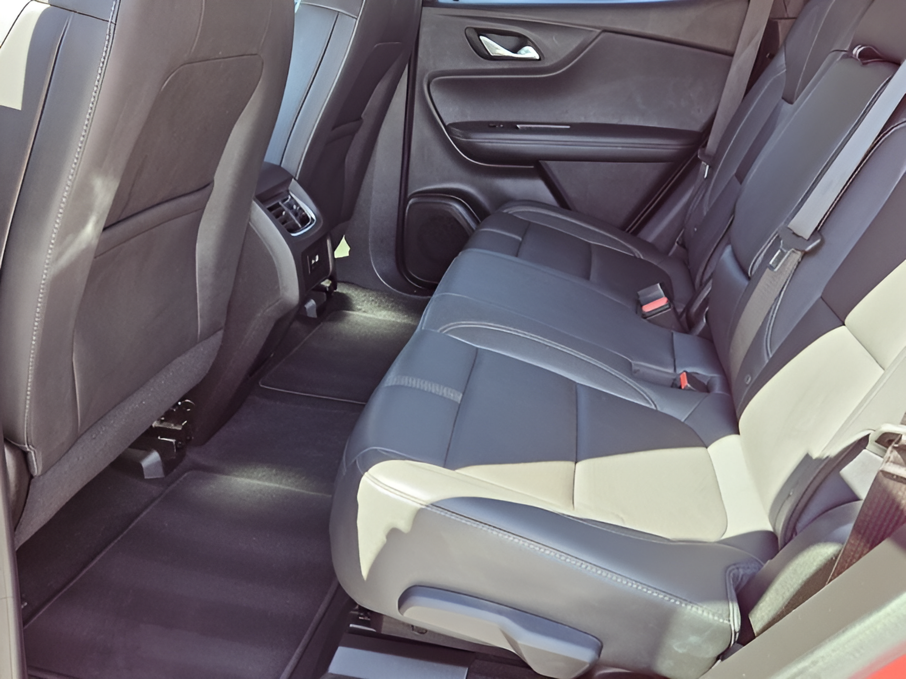 Used 2024 Chevrolet Blazer LT w/ Midnight/Sport Edition FWD image 9