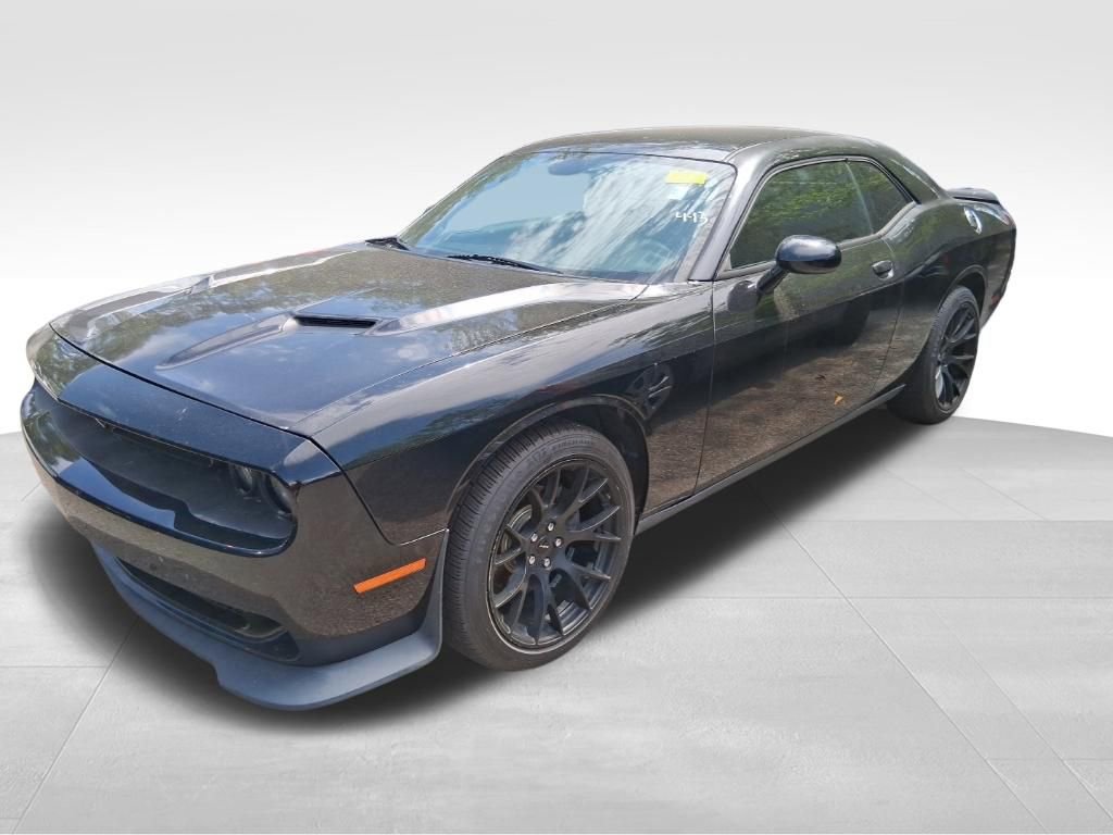 Used 2015 Dodge Challenger SXT RWD image 2
