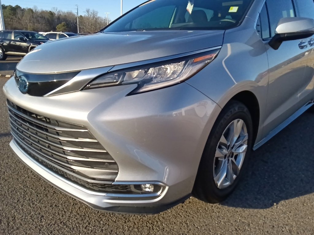 Used 2022 Toyota Sienna Limited image 9