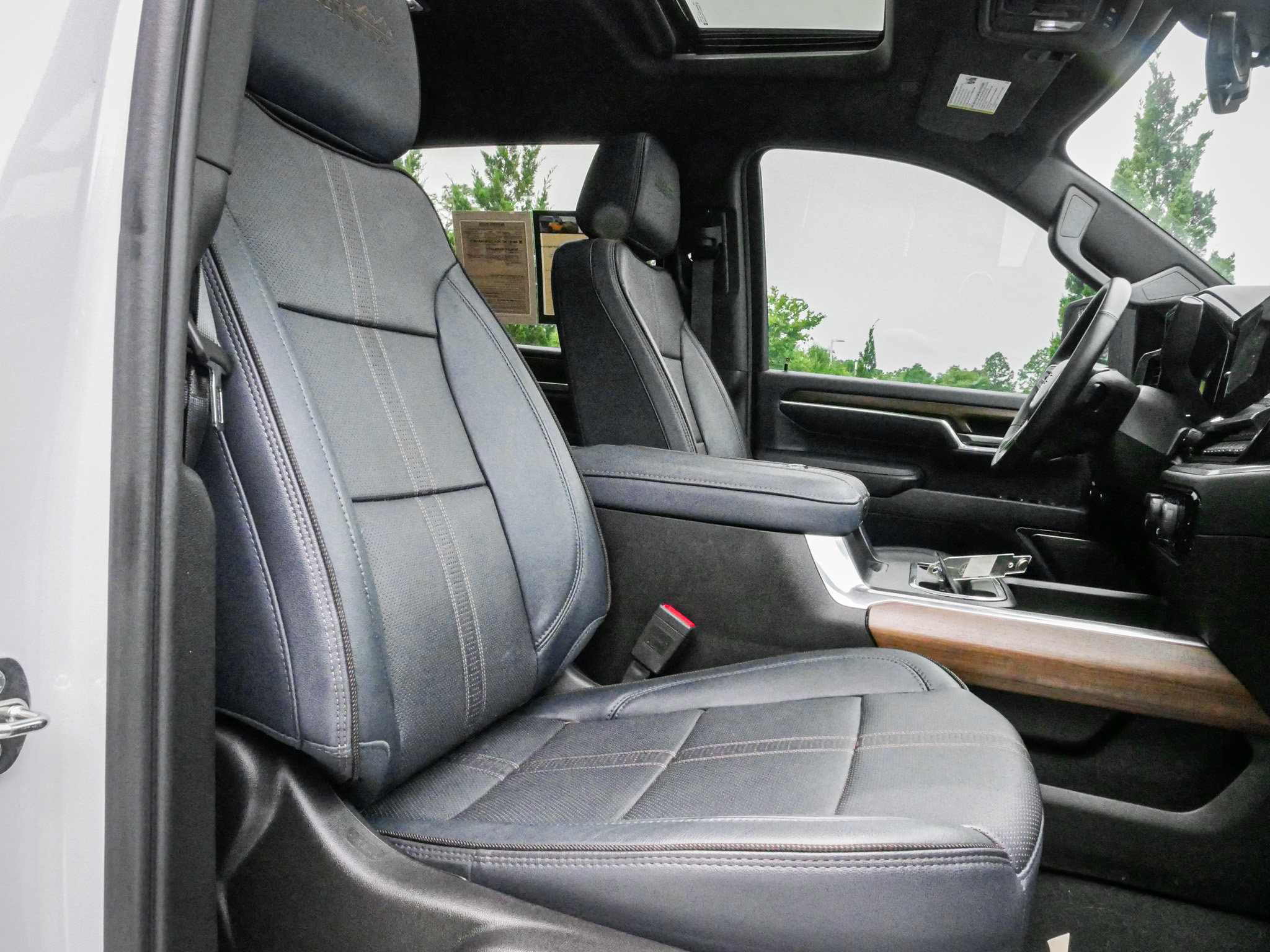Used 2024 Chevrolet Silverado 3500 High Country w/ Technology Package AWD/4WD image 33