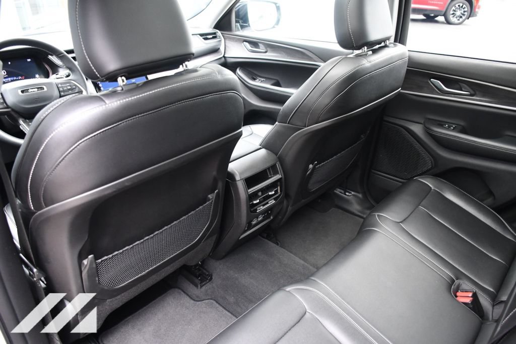 Used 2023 Jeep Grand Cherokee Limited AWD/4WD image 24