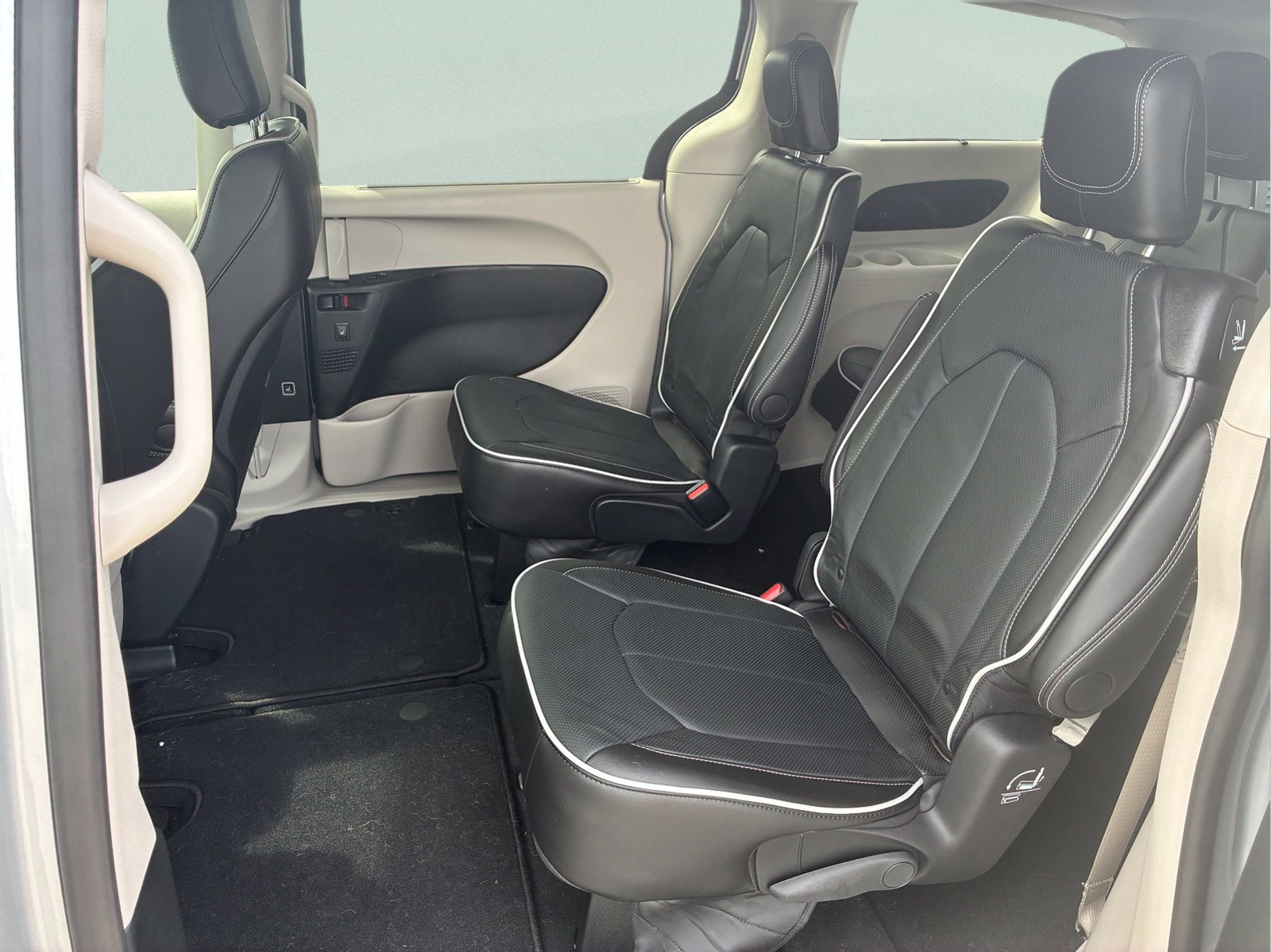 Certified 2024 Chrysler Pacifica Limited AWD/4WD image 11