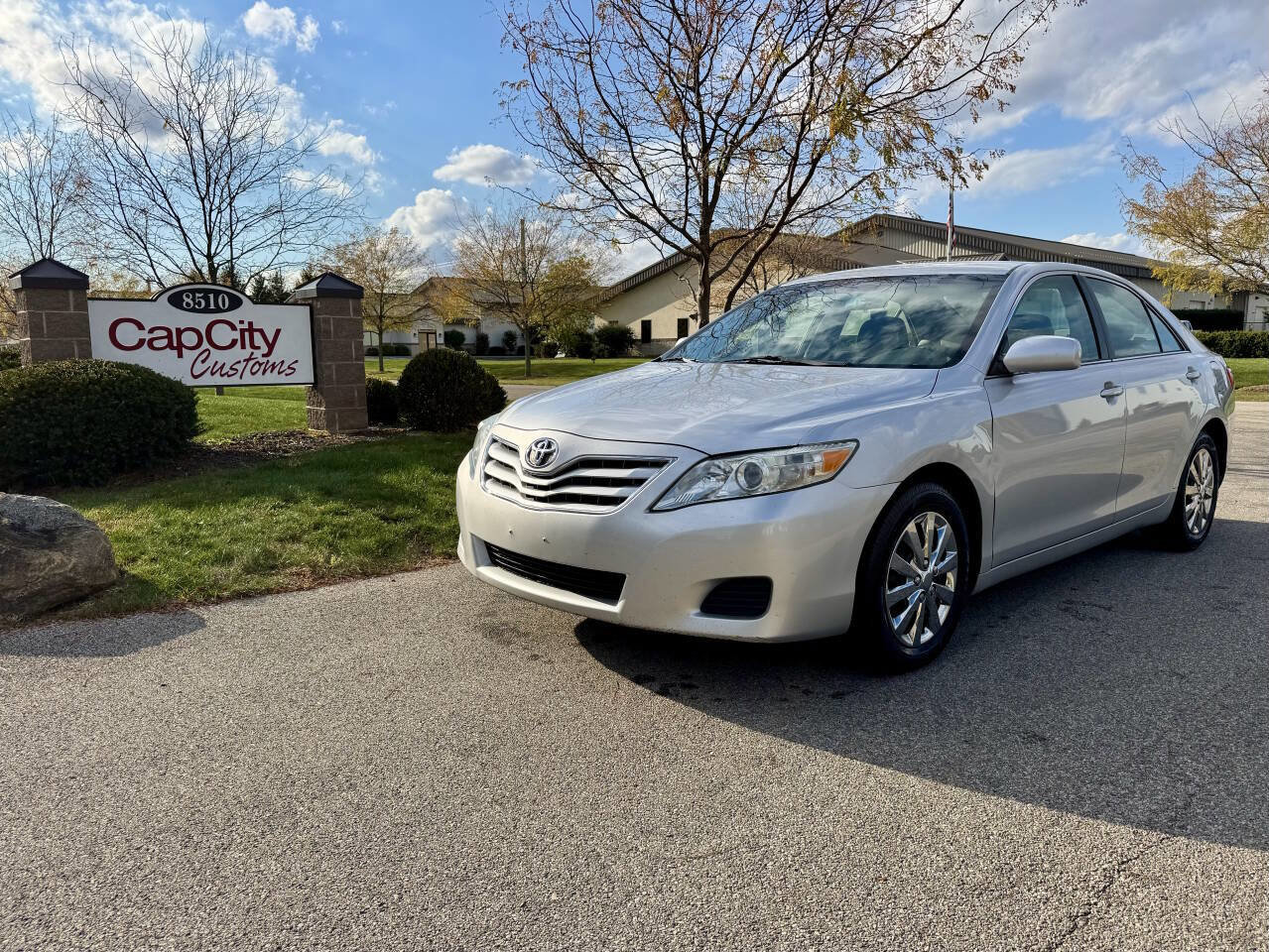 Used 2010 Toyota Camry LE image 1