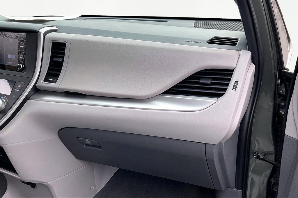 Used 2020 Toyota Sienna L image 27