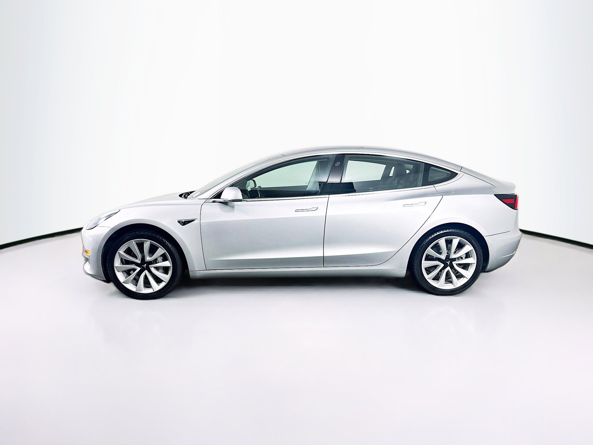 Used 2018 Tesla Model 3 Long Range image 4