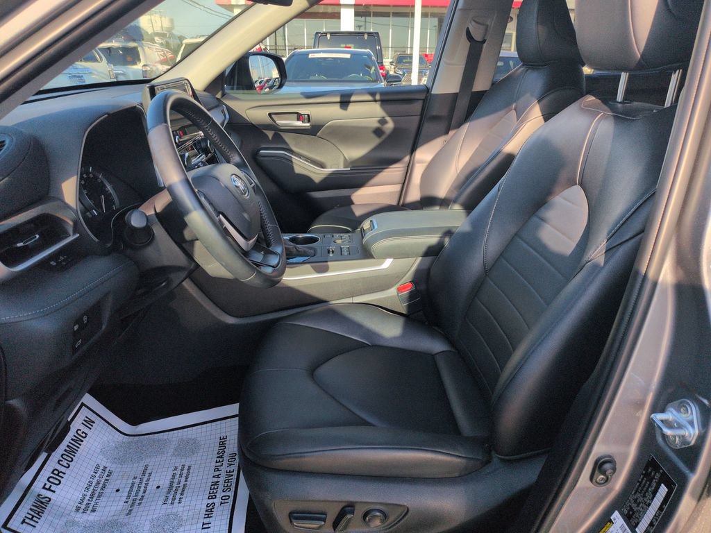 Certified 2025 Toyota Highlander XLE AWD/4WD image 9