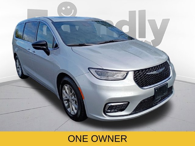 Used 2026 Chrysler Pacifica Limited FWD image 3