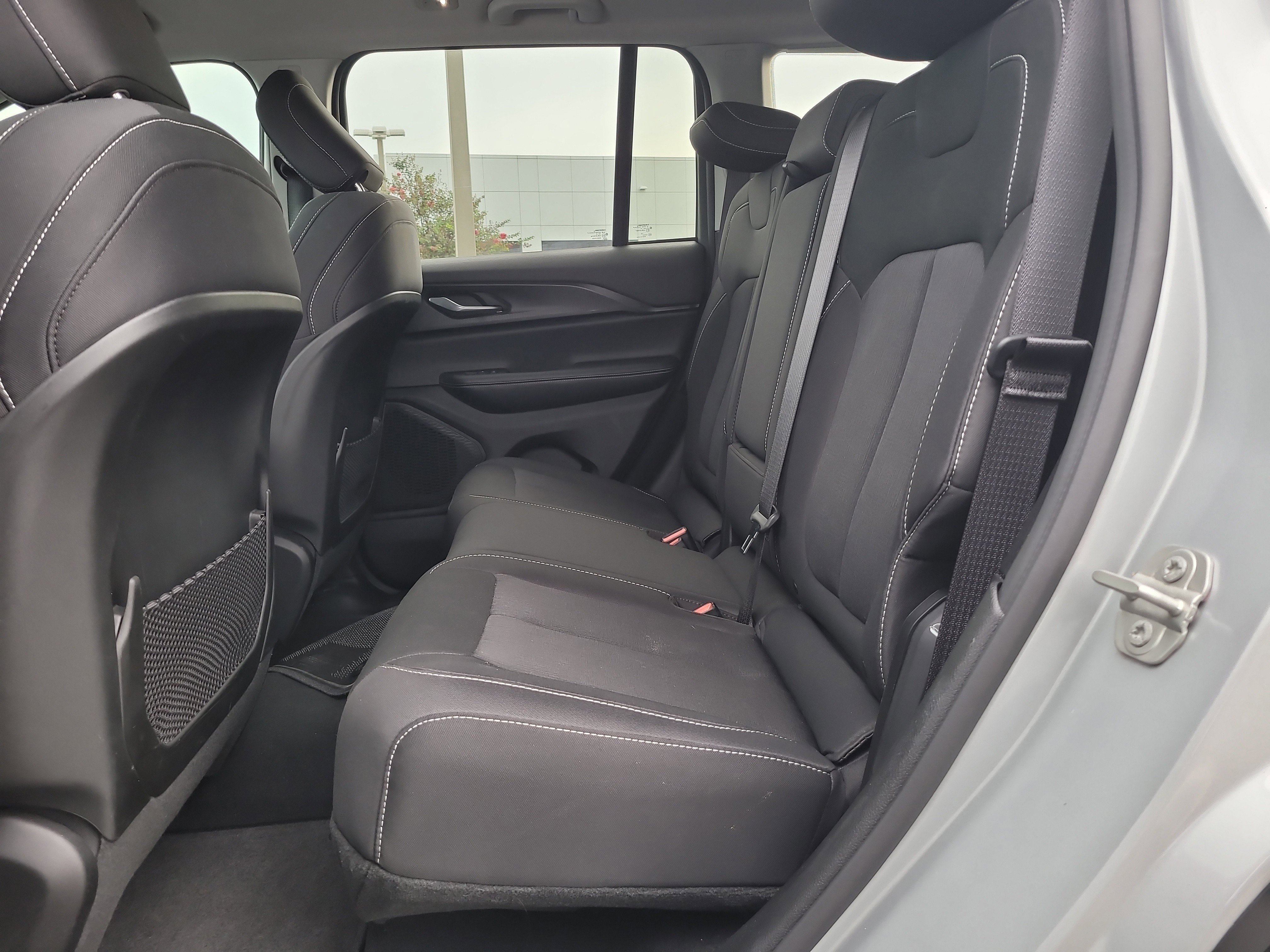 Used 2024 Jeep Grand Cherokee Laredo image 11