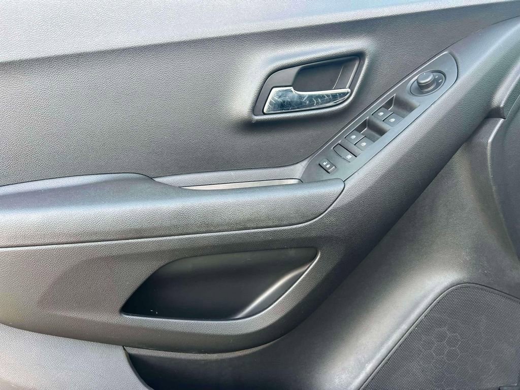 Used 2019 Chevrolet Trax LT w/ LT Convenience Package FWD image 18