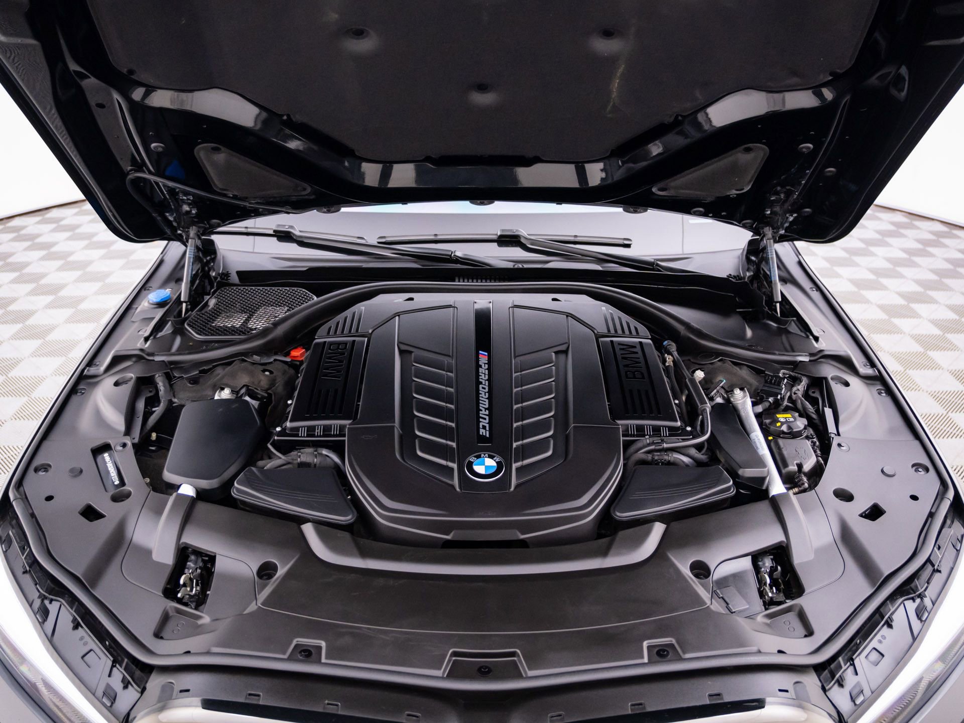 Used 2022 BMW M760i xDrive image 37