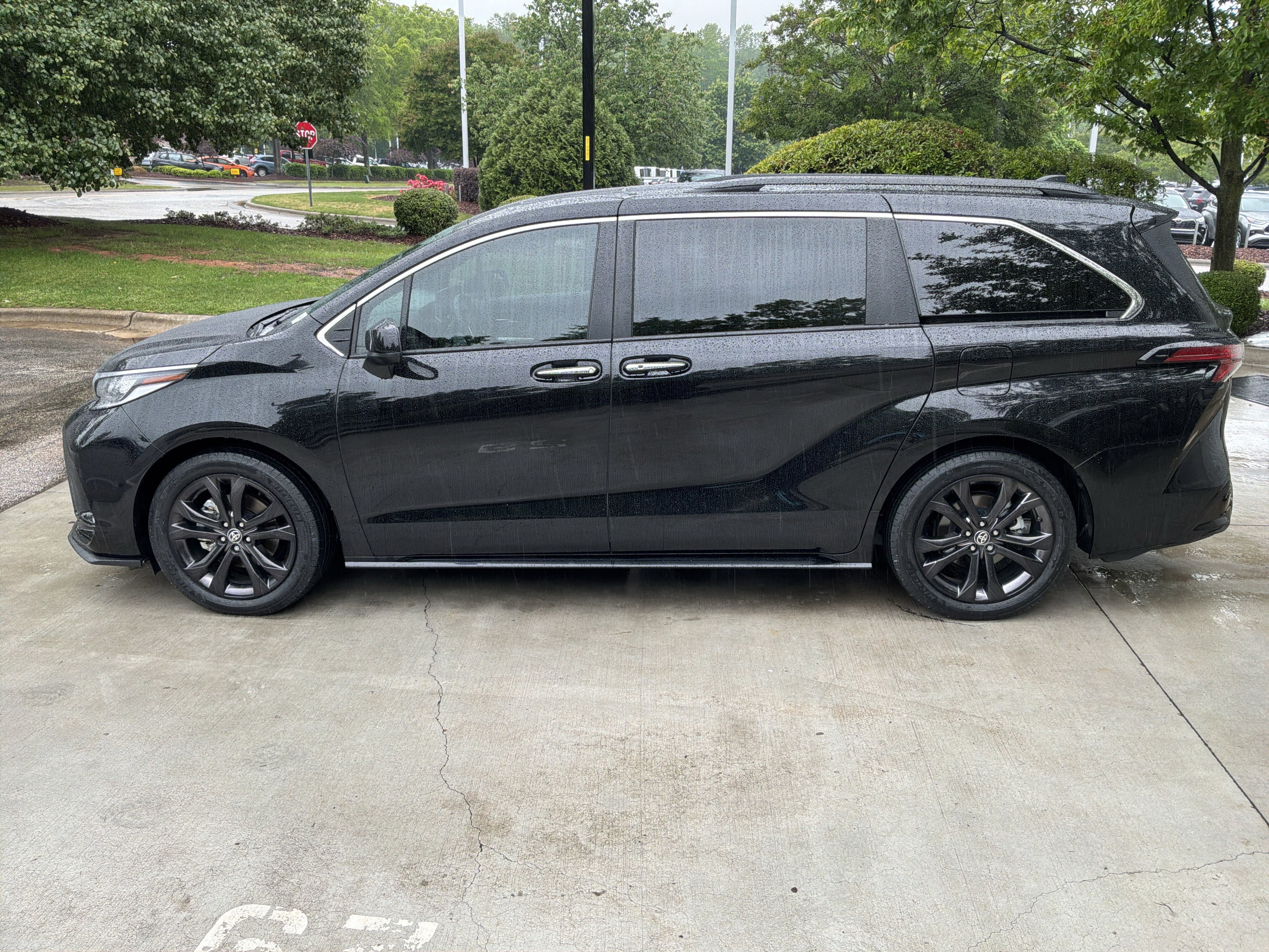 Used 2023 Toyota Sienna XSE FWD image 7