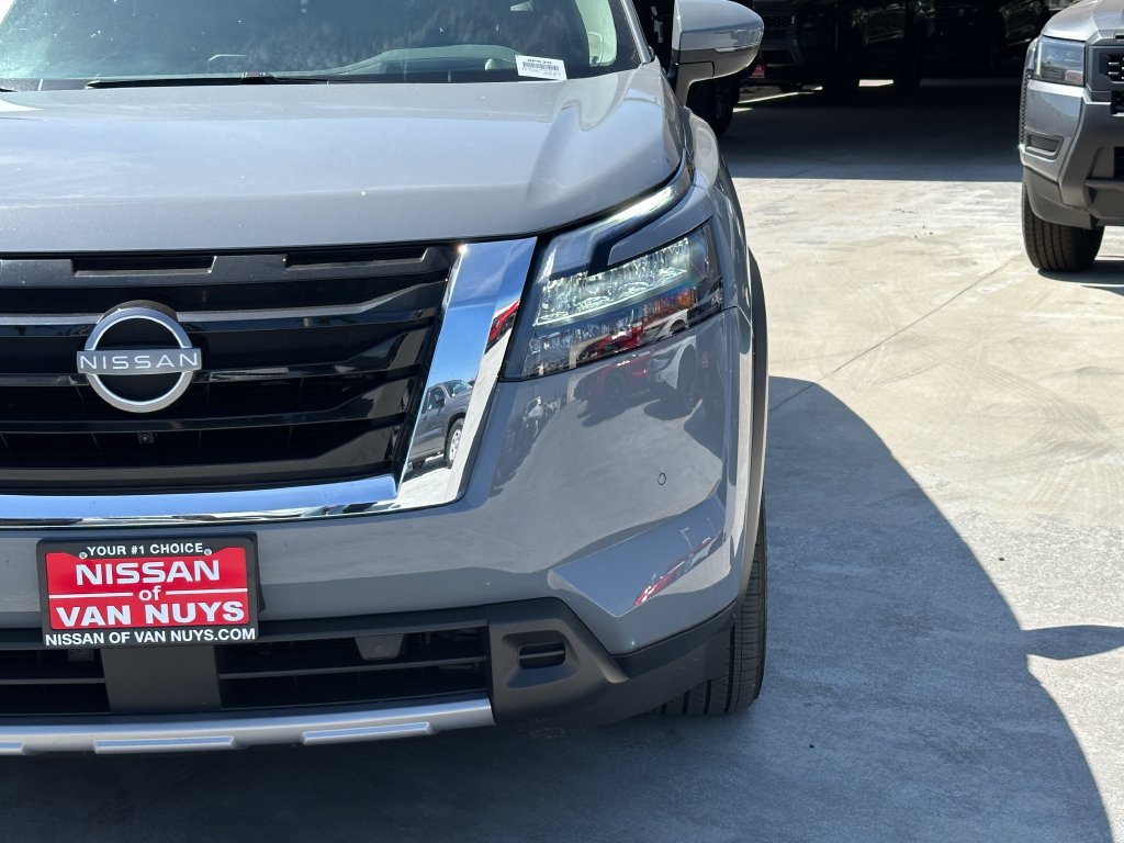 Used 2025 Nissan Pathfinder Platinum w/ Cargo Package AWD/4WD image 13