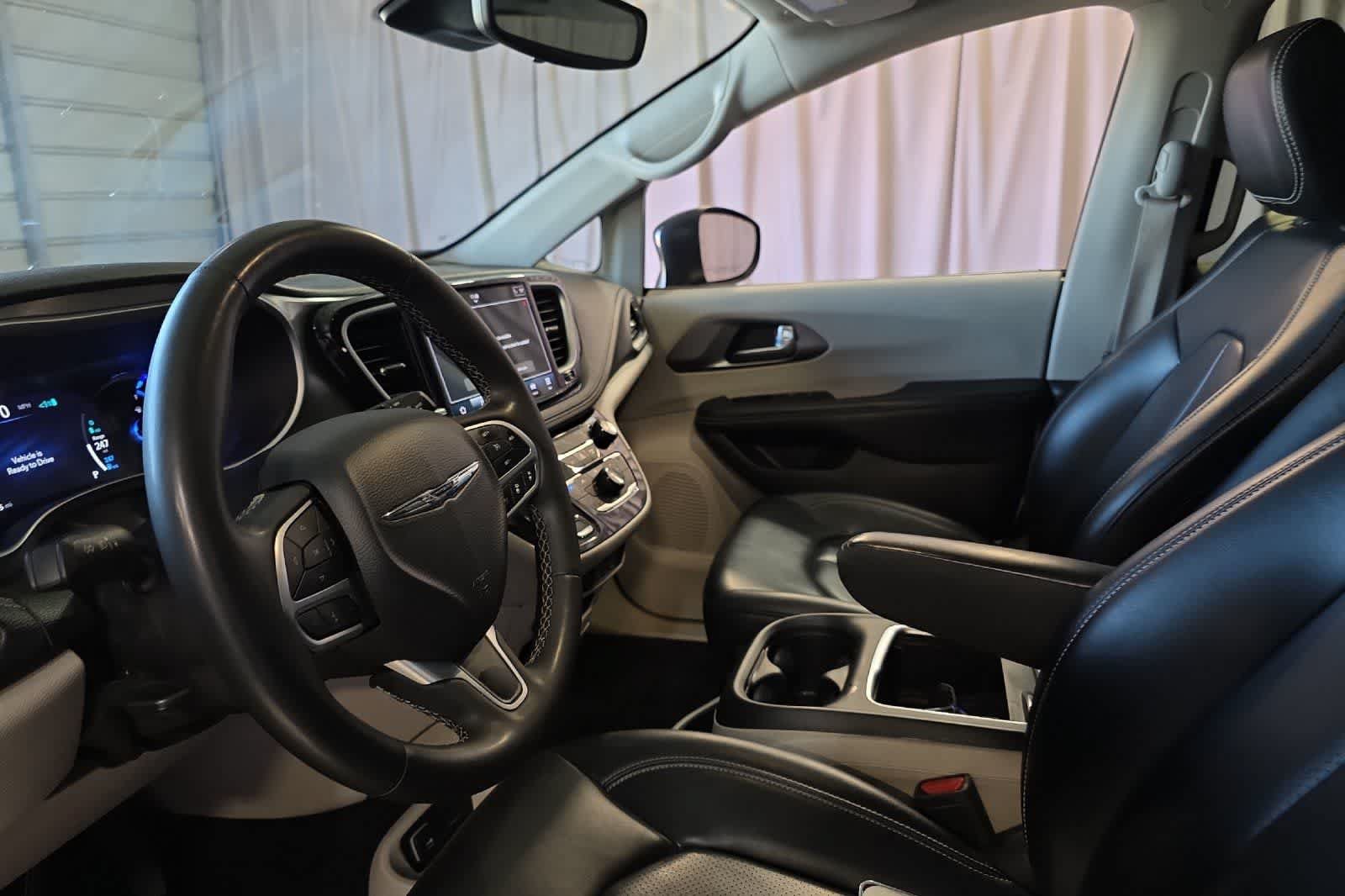 Used 2023 Chrysler Pacifica Touring-L FWD image 14
