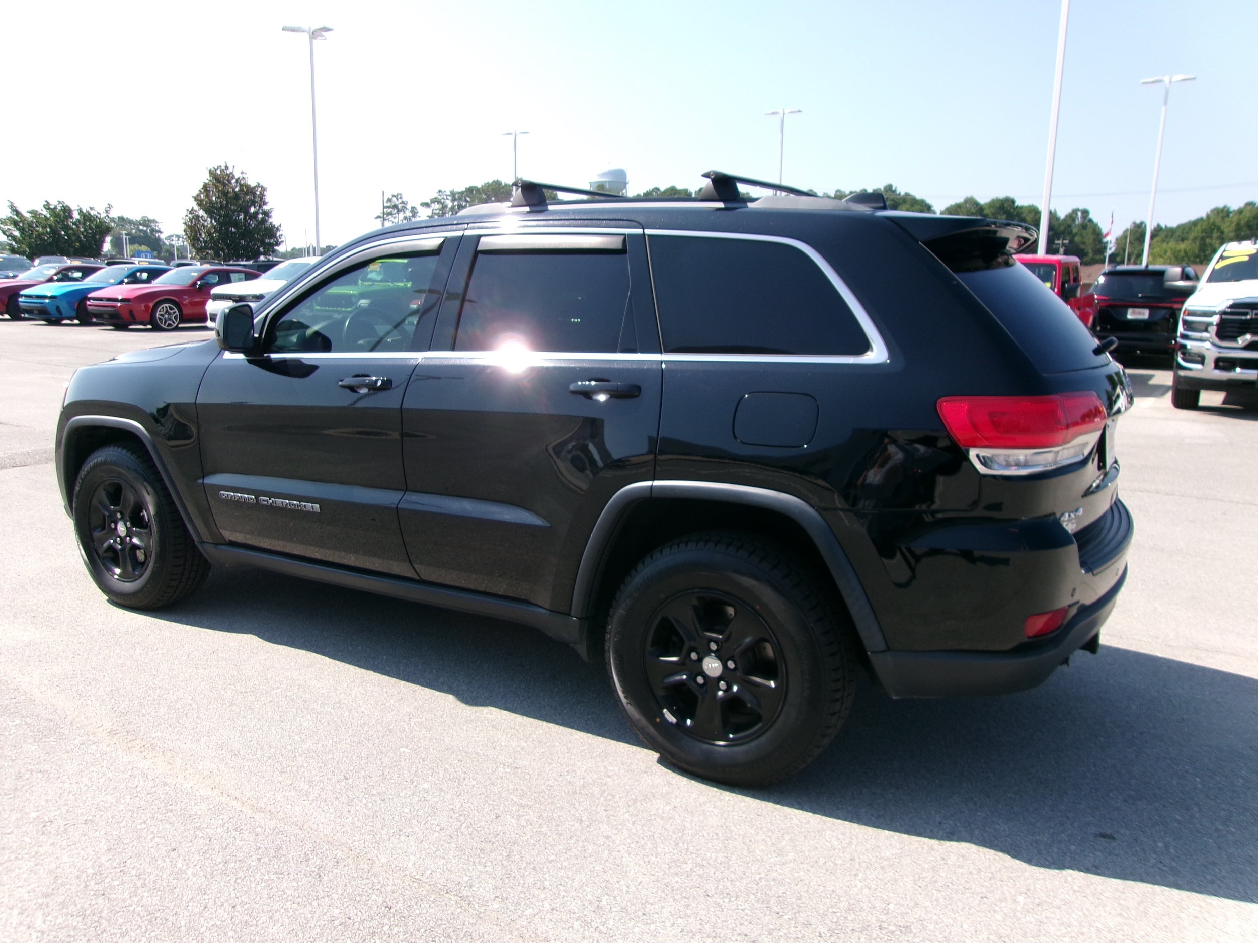 Used 2017 Jeep Grand Cherokee Laredo AWD/4WD image 2