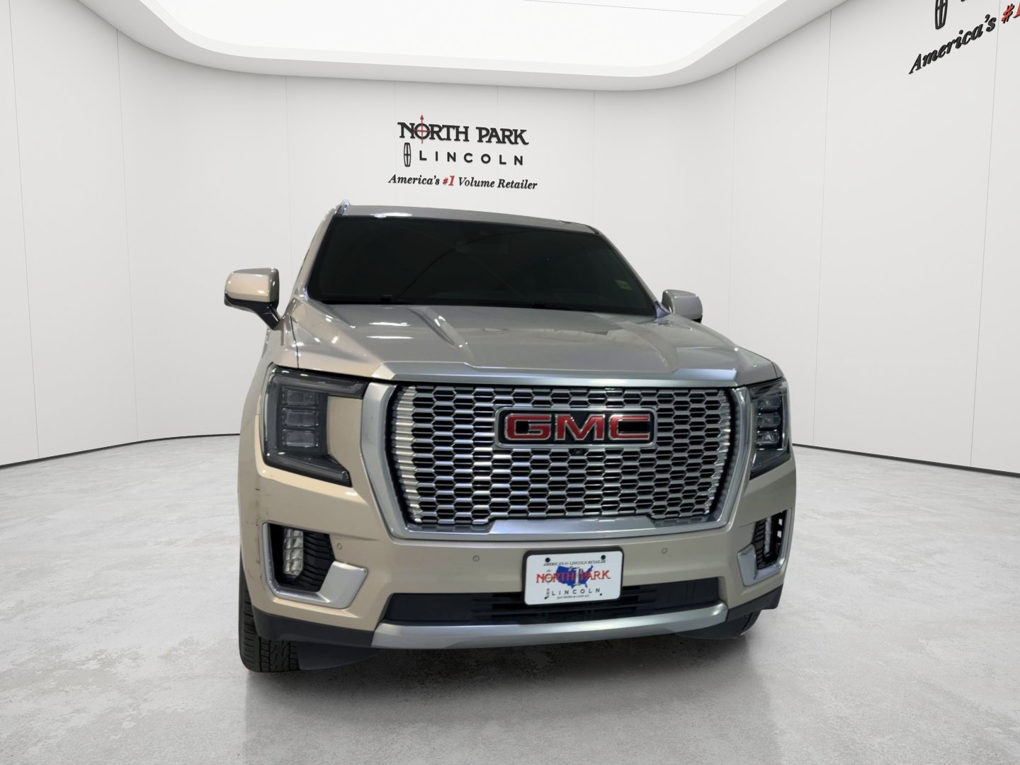 Used 2023 GMC Yukon XL Denali AWD/4WD image 4