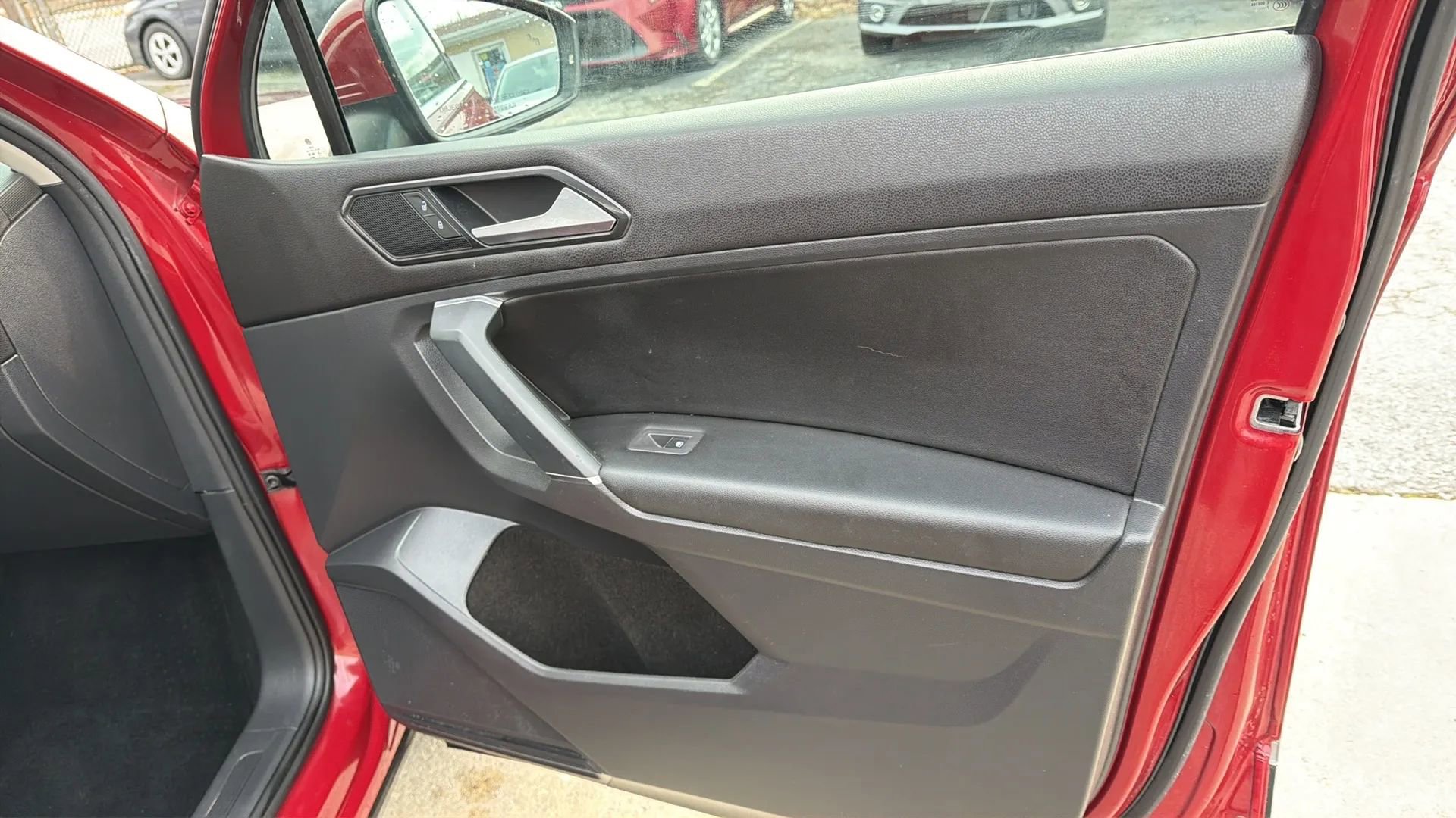 Used 2018 Volkswagen Tiguan SEL FWD image 31