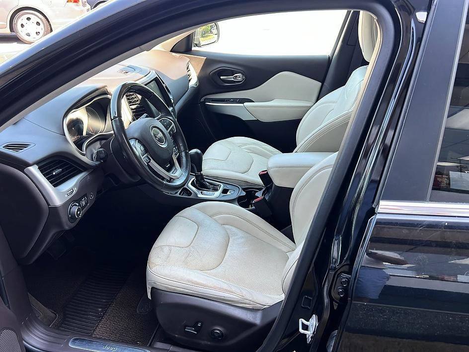 Used 2018 Jeep Cherokee Overland w/ Technology Group FWD image 21