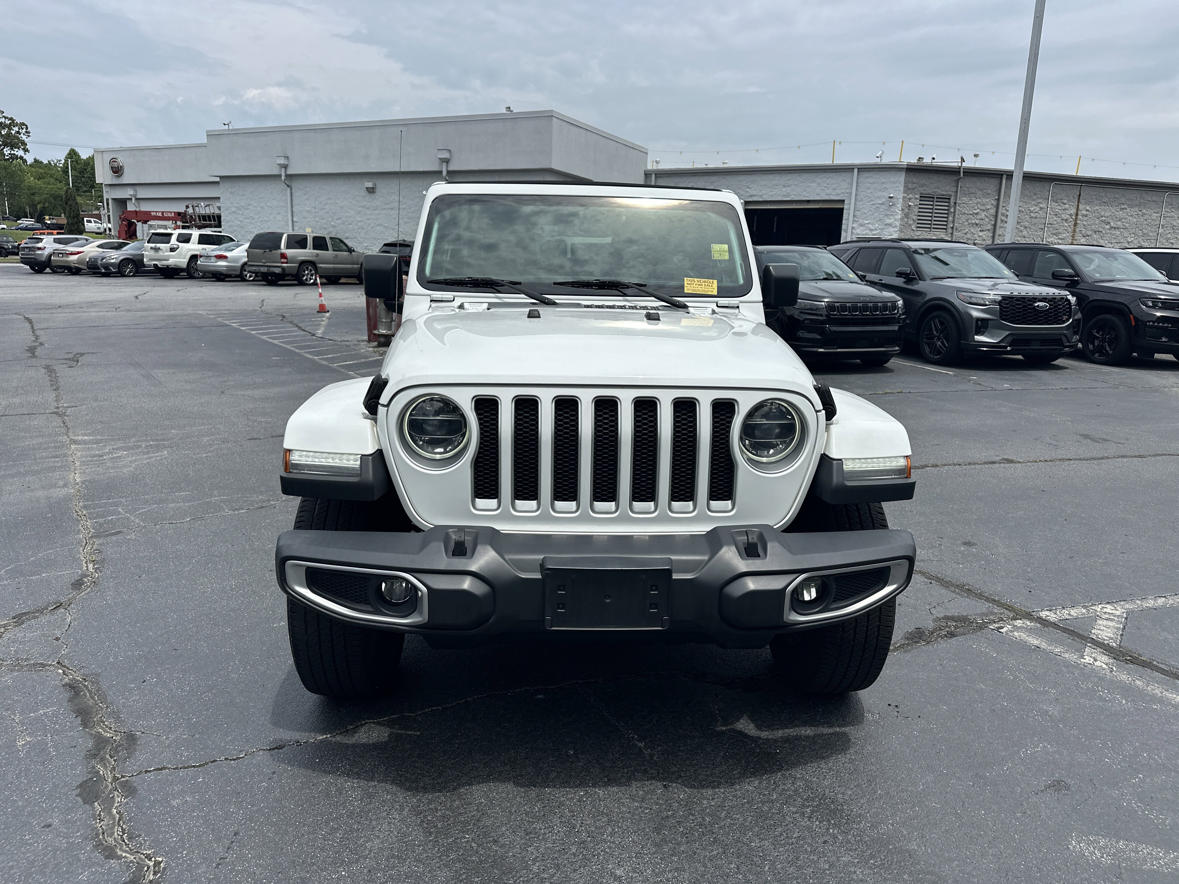 Used 2018 Jeep Wrangler Unlimited Sahara AWD/4WD image 4