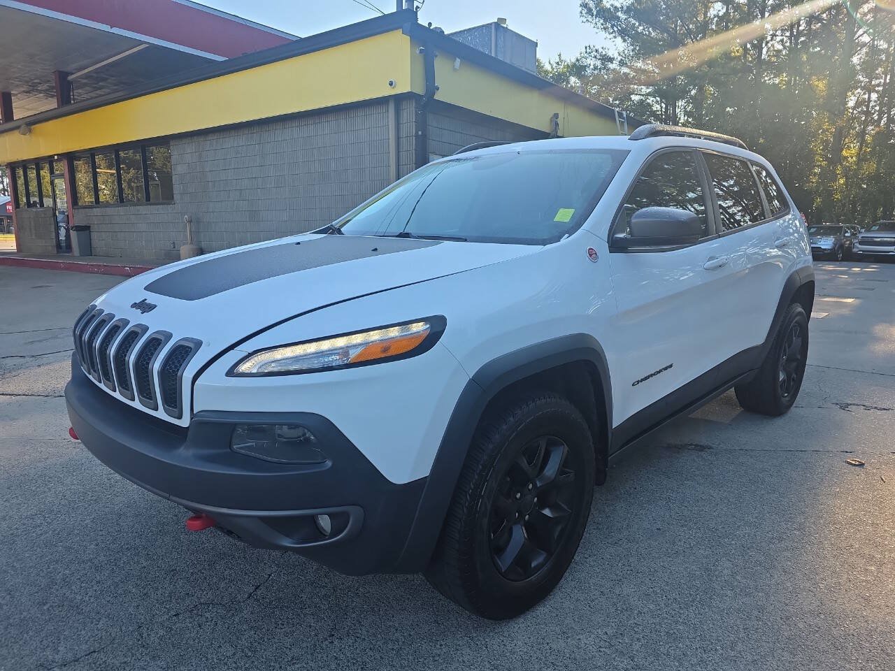 Used 2017 Jeep Cherokee Trailhawk AWD/4WD image 2