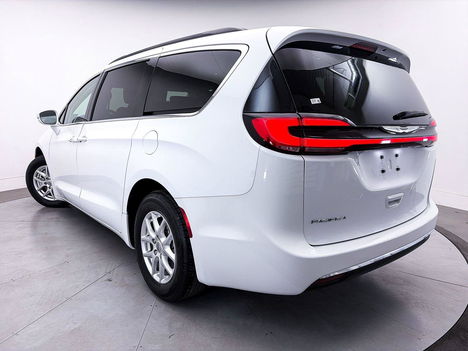Used 2022 Chrysler Pacifica Touring-L FWD image 2