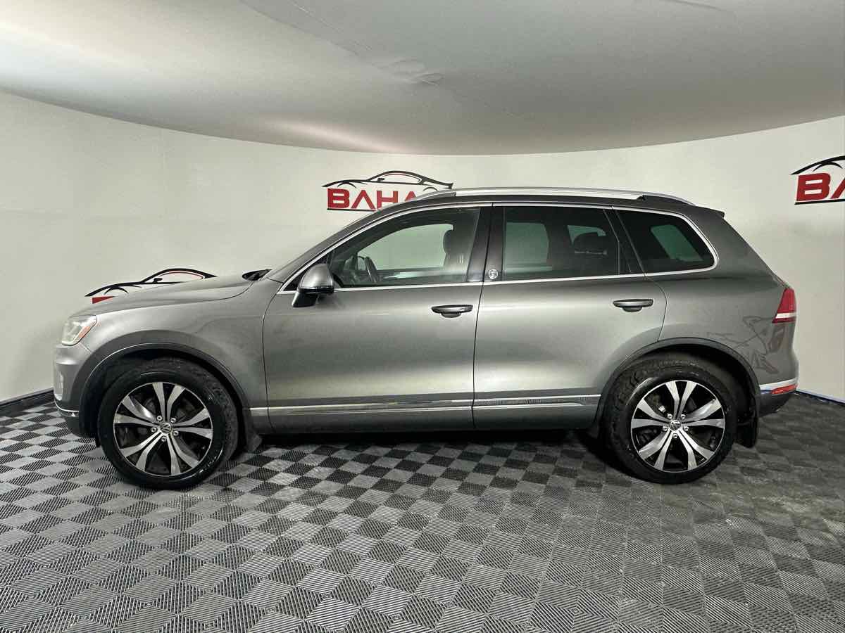 Used 2017 Volkswagen Touareg Wolfsburg Edition image 4
