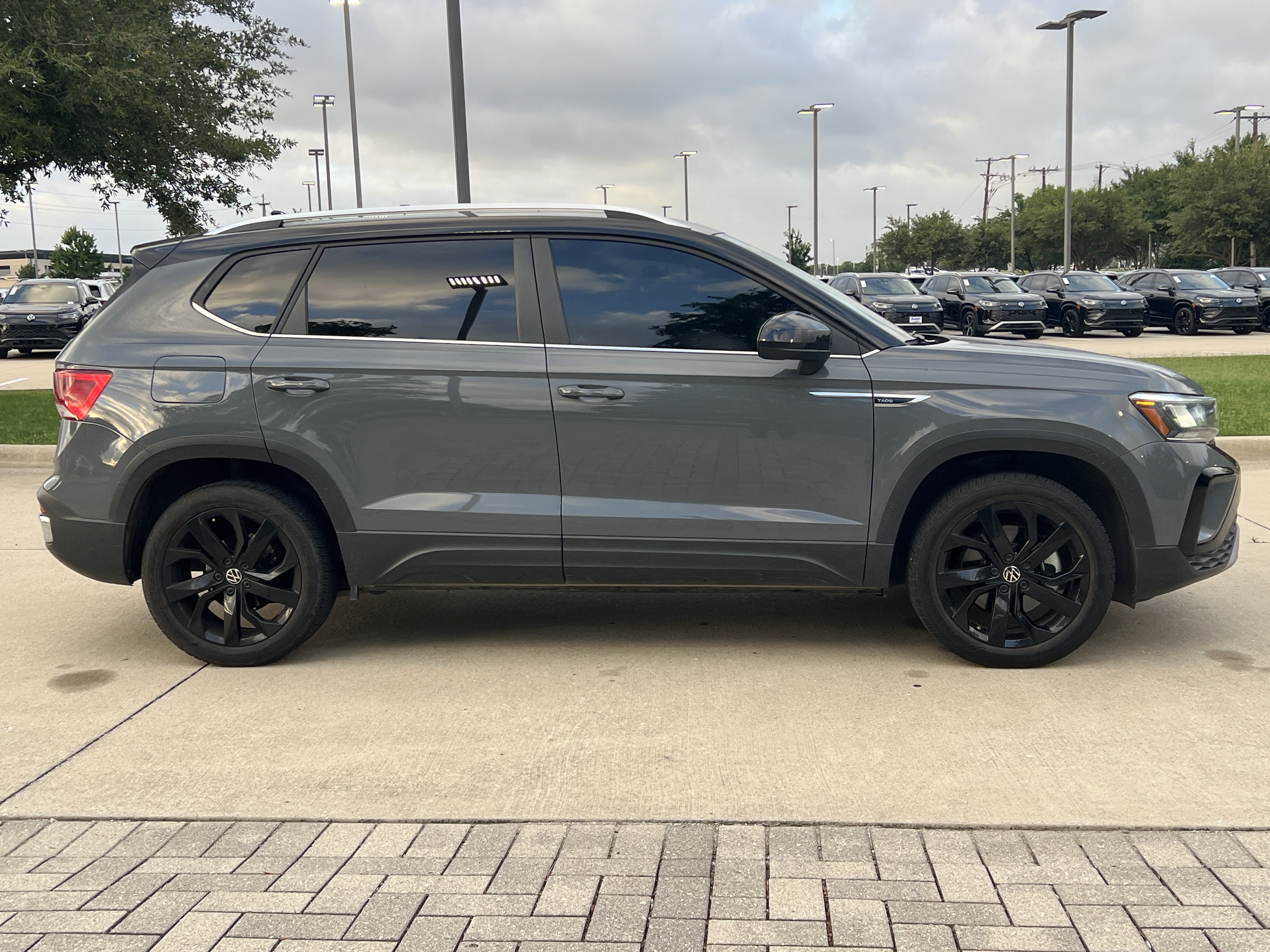 Used 2023 Volkswagen Taos SE w/ Panoramic Sunroof Package FWD image 11