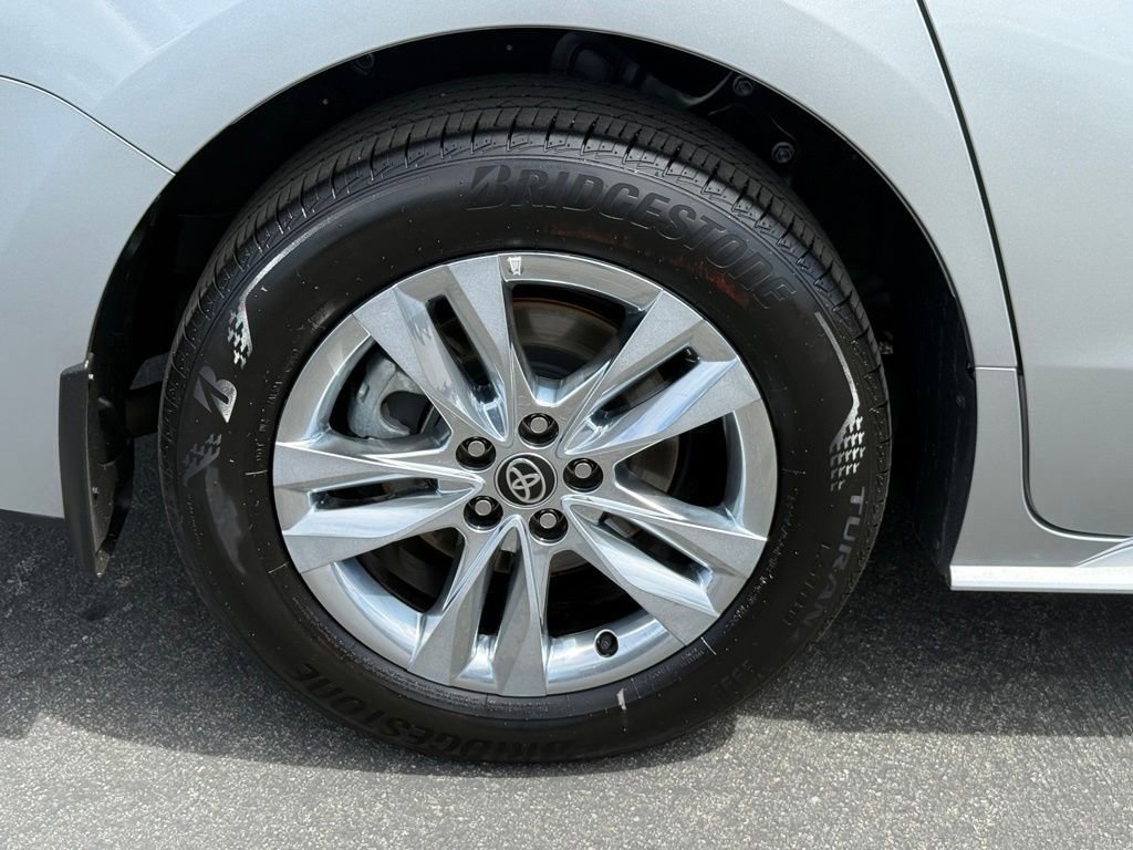 Used 2025 Toyota Sienna XLE w/ XLE Plus Package FWD image 14