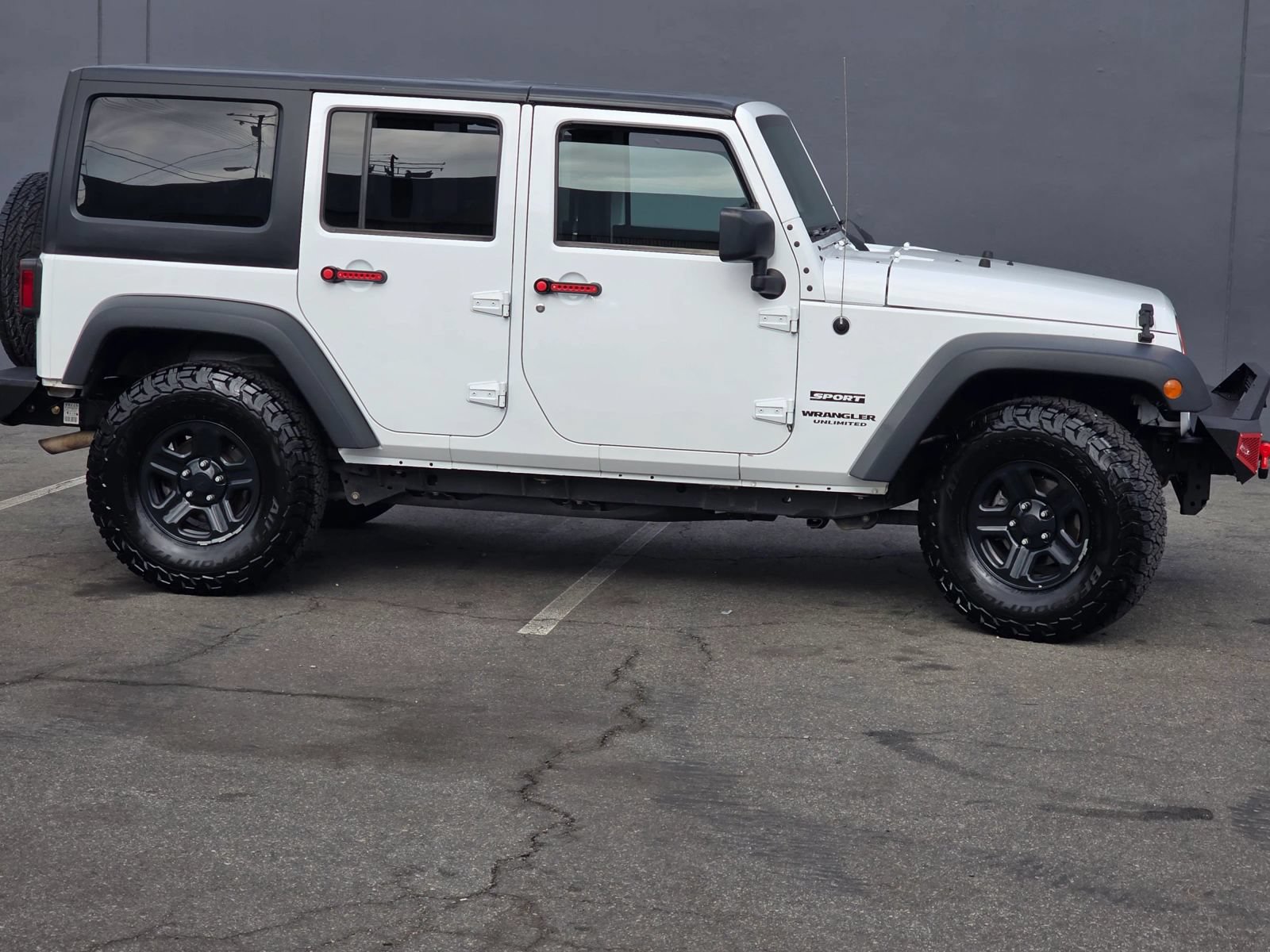Used 2015 Jeep Wrangler Unlimited Sport w/ Connectivity Group AWD/4WD image 3