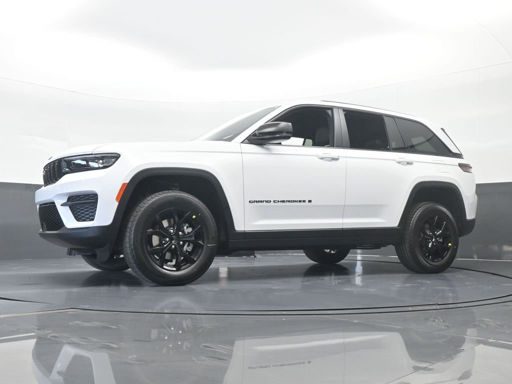 Used 2025 Jeep Grand Cherokee Altitude RWD image 48