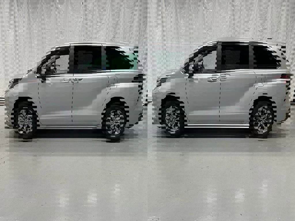 Used 2025 Toyota Sienna LE image 4