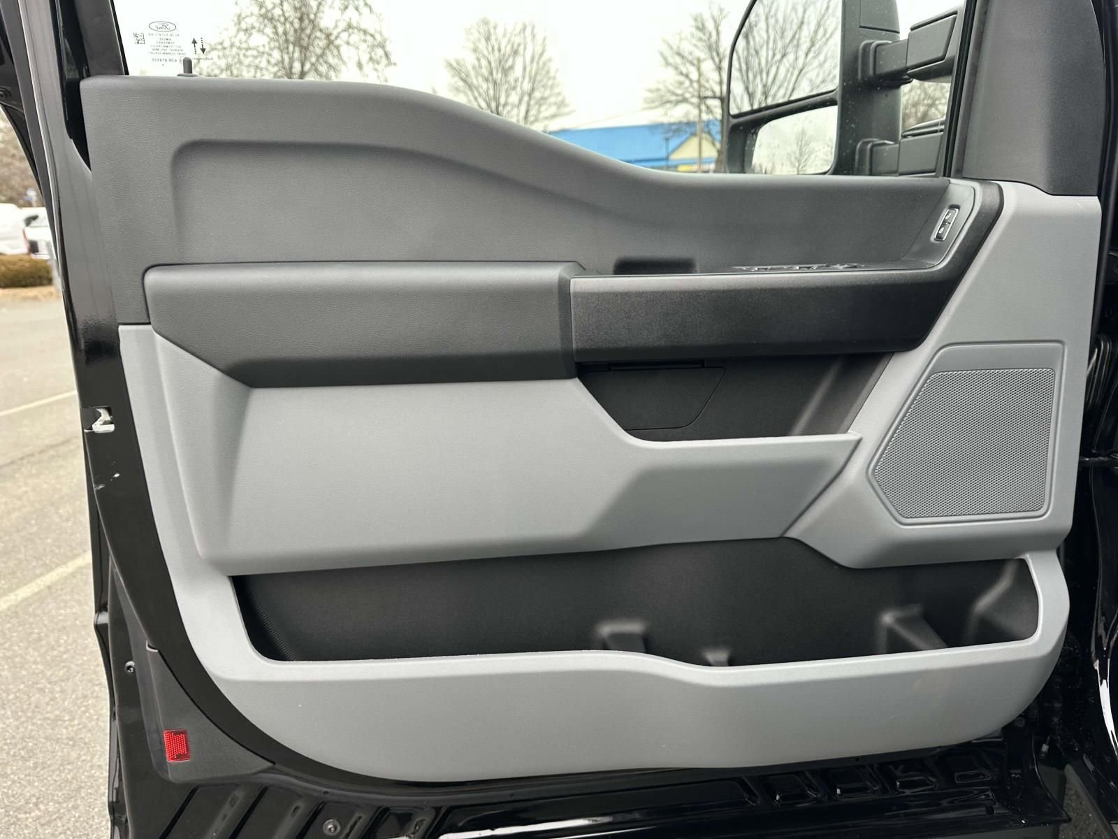 New 2025 Ford F550 4x4 SuperCab Super Duty image 8