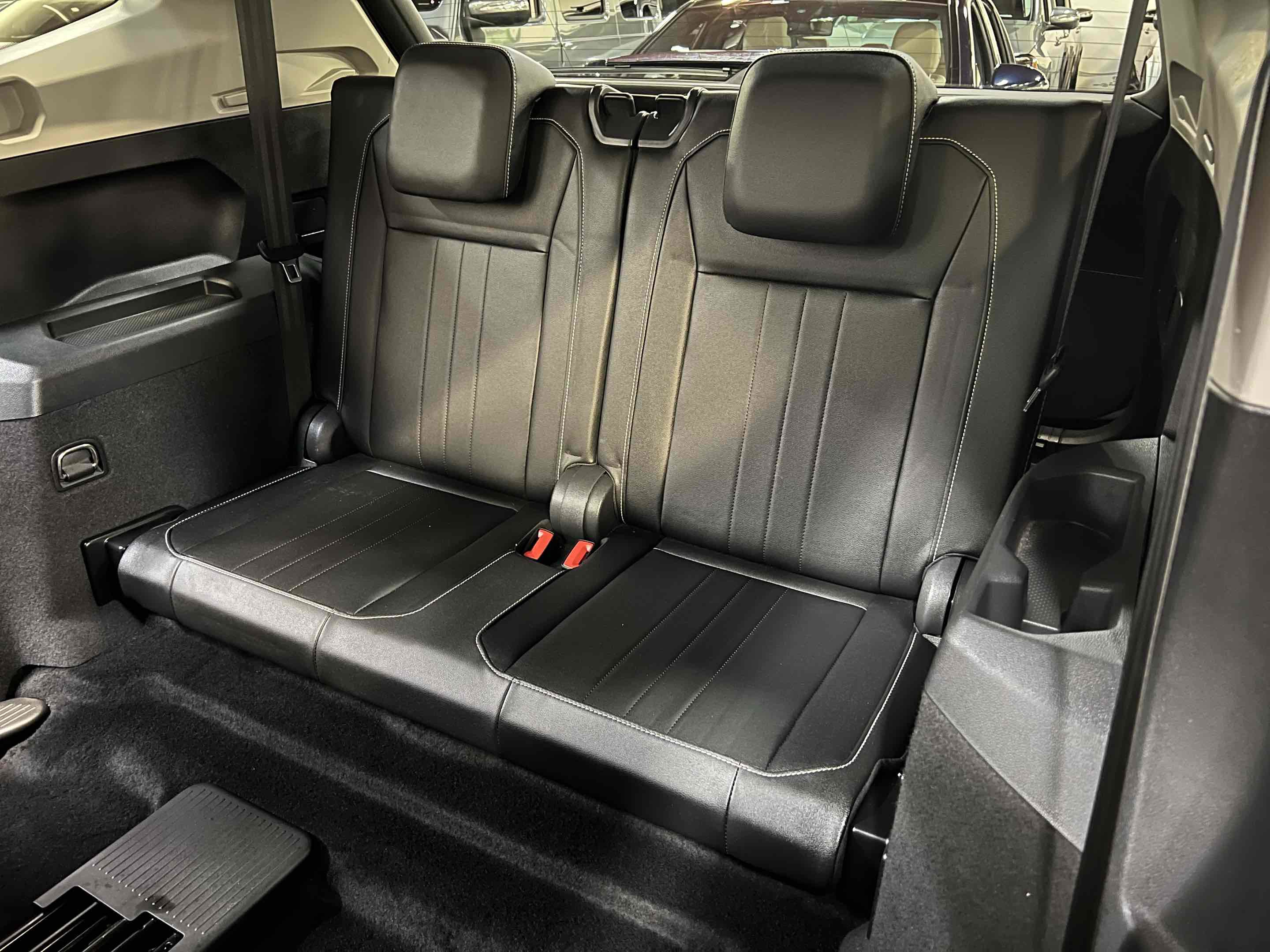 Used 2023 Volkswagen Tiguan SE w/ Panoramic Sunroof Package image 8