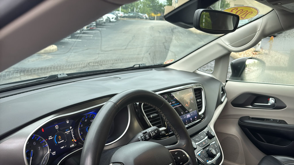 Used 2023 Chrysler Pacifica Touring-L FWD image 14