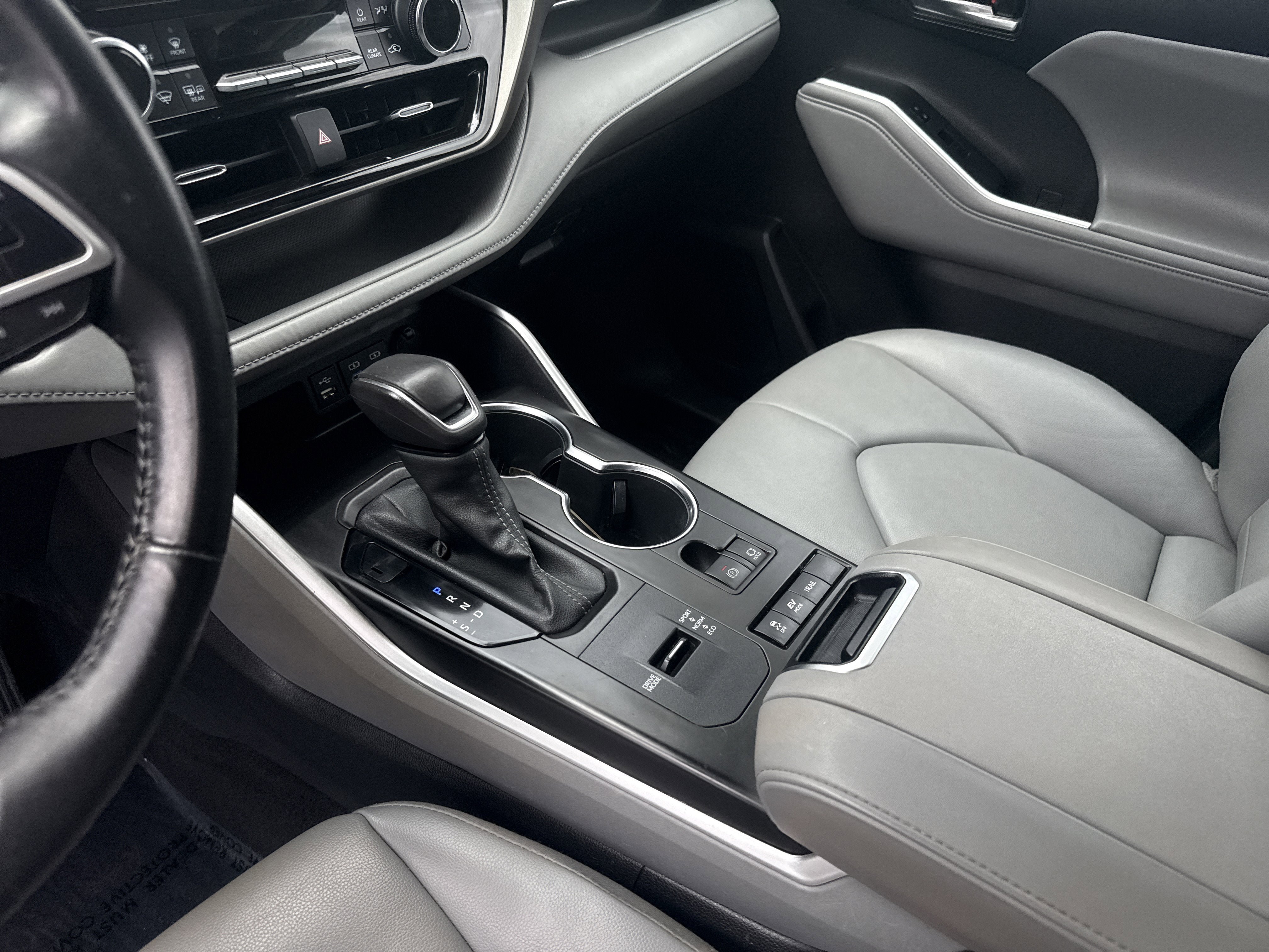 Used 2022 Toyota Highlander XLE AWD/4WD image 21