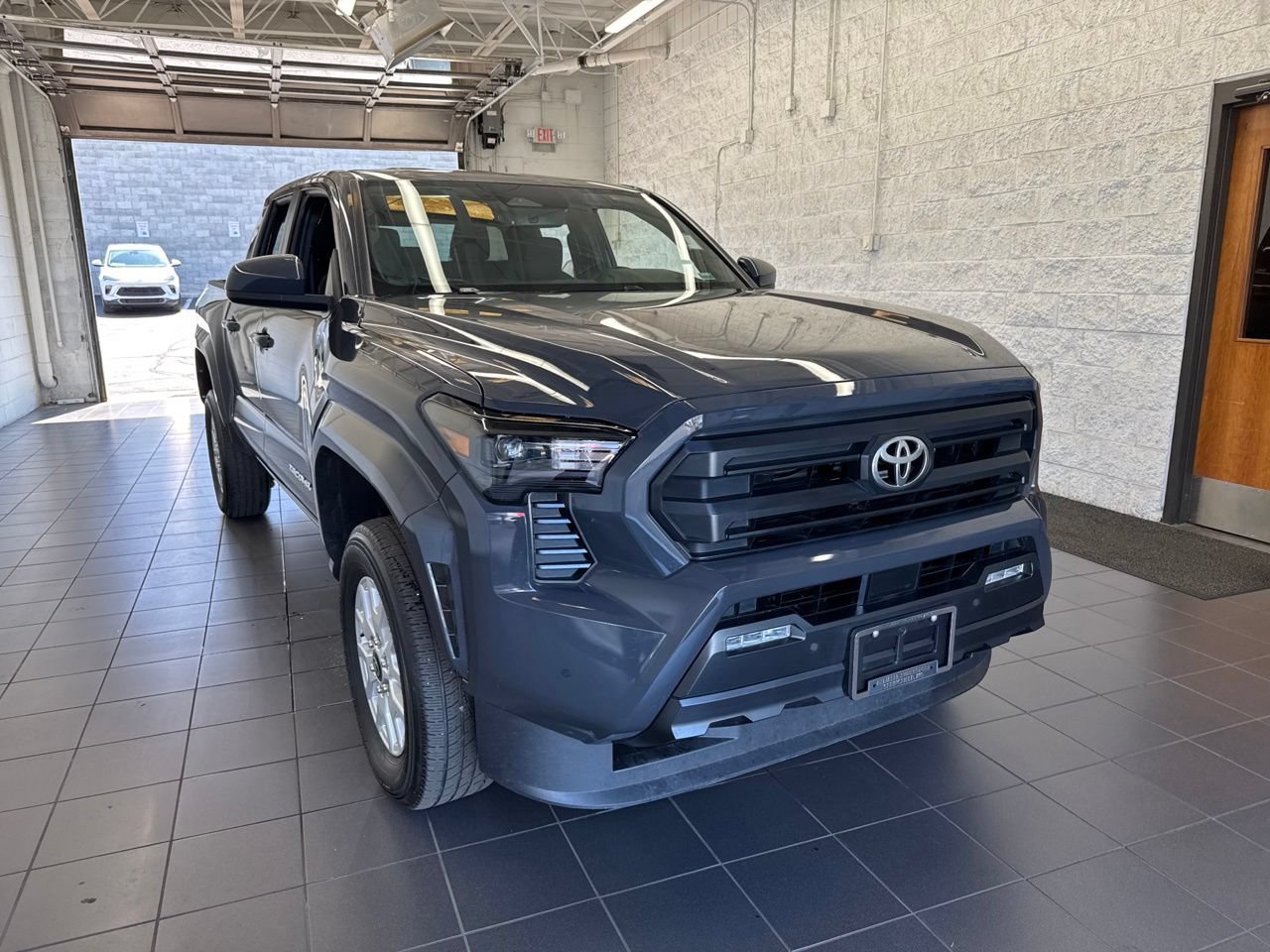 Certified 2025 Toyota Tacoma SR5 w/ SR5 Upgrade Package AWD/4WD image 2