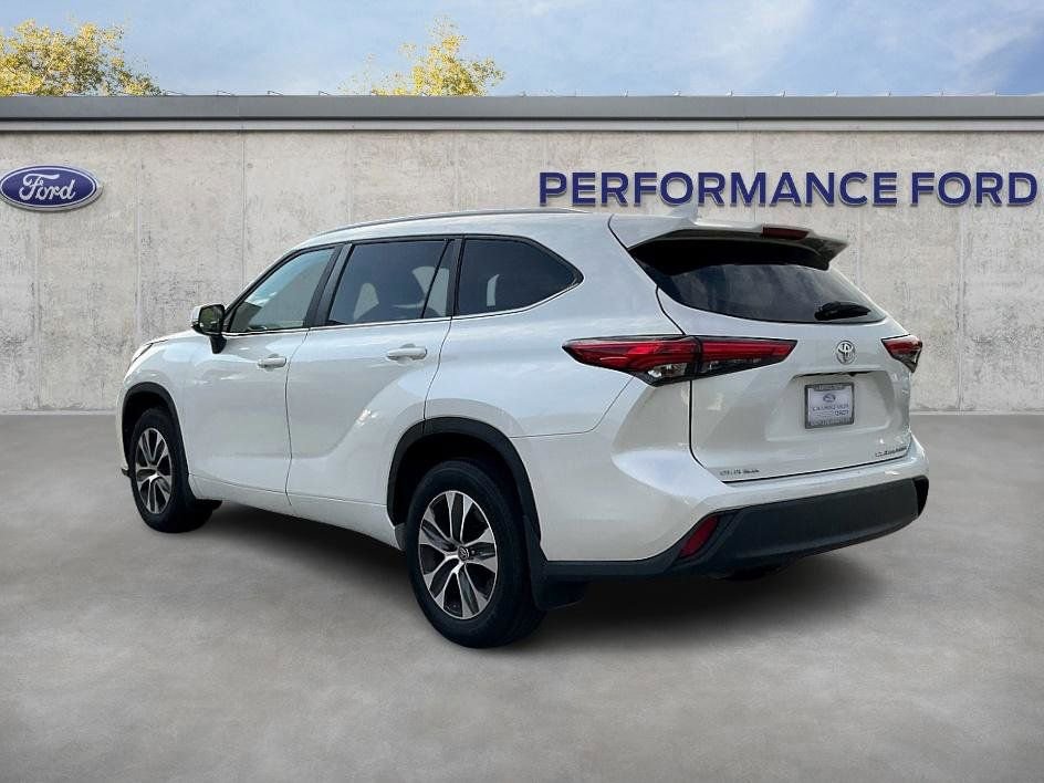 Used 2023 Toyota Highlander XLE image 5