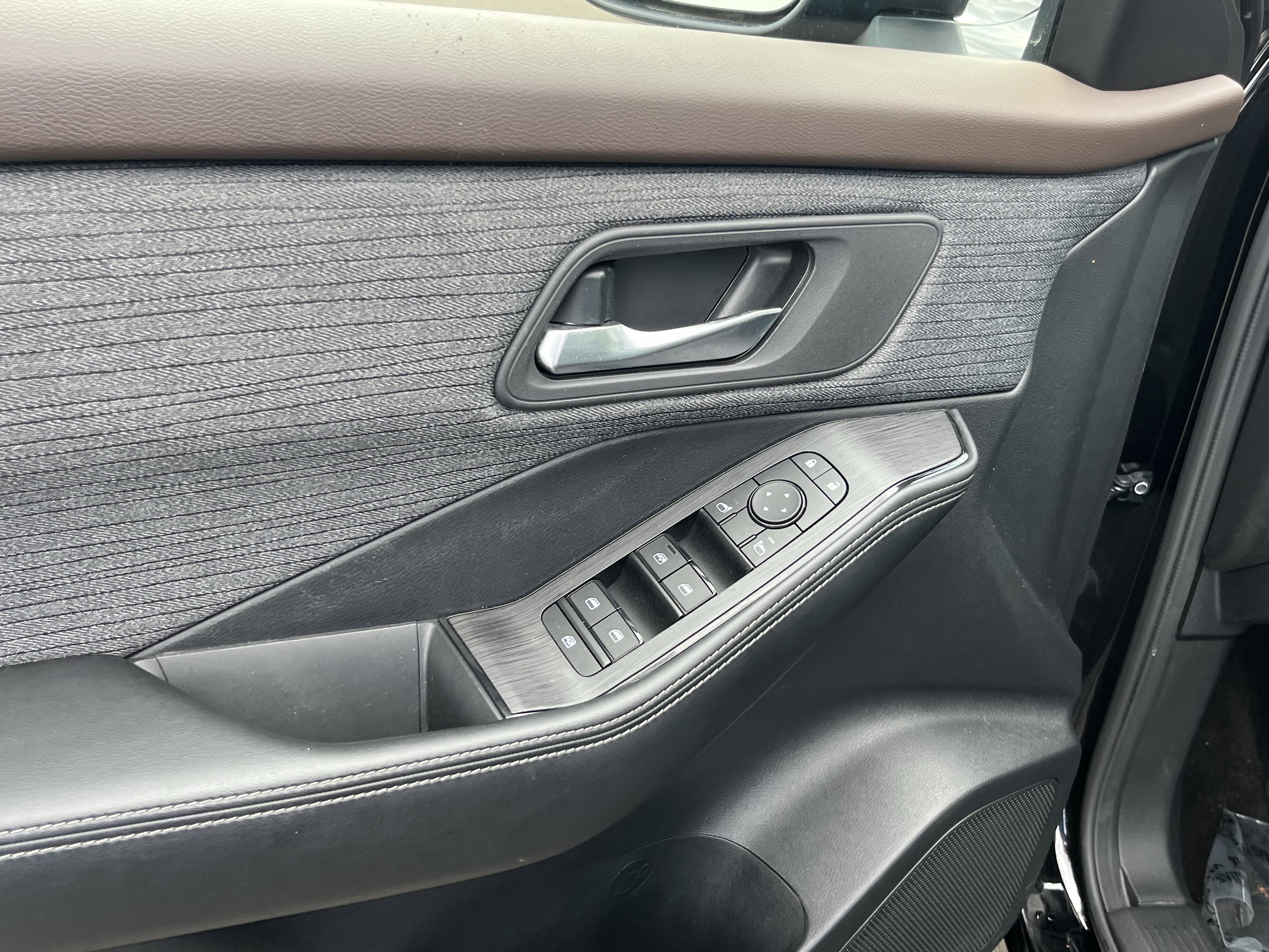 Used 2023 Nissan Rogue SV image 16