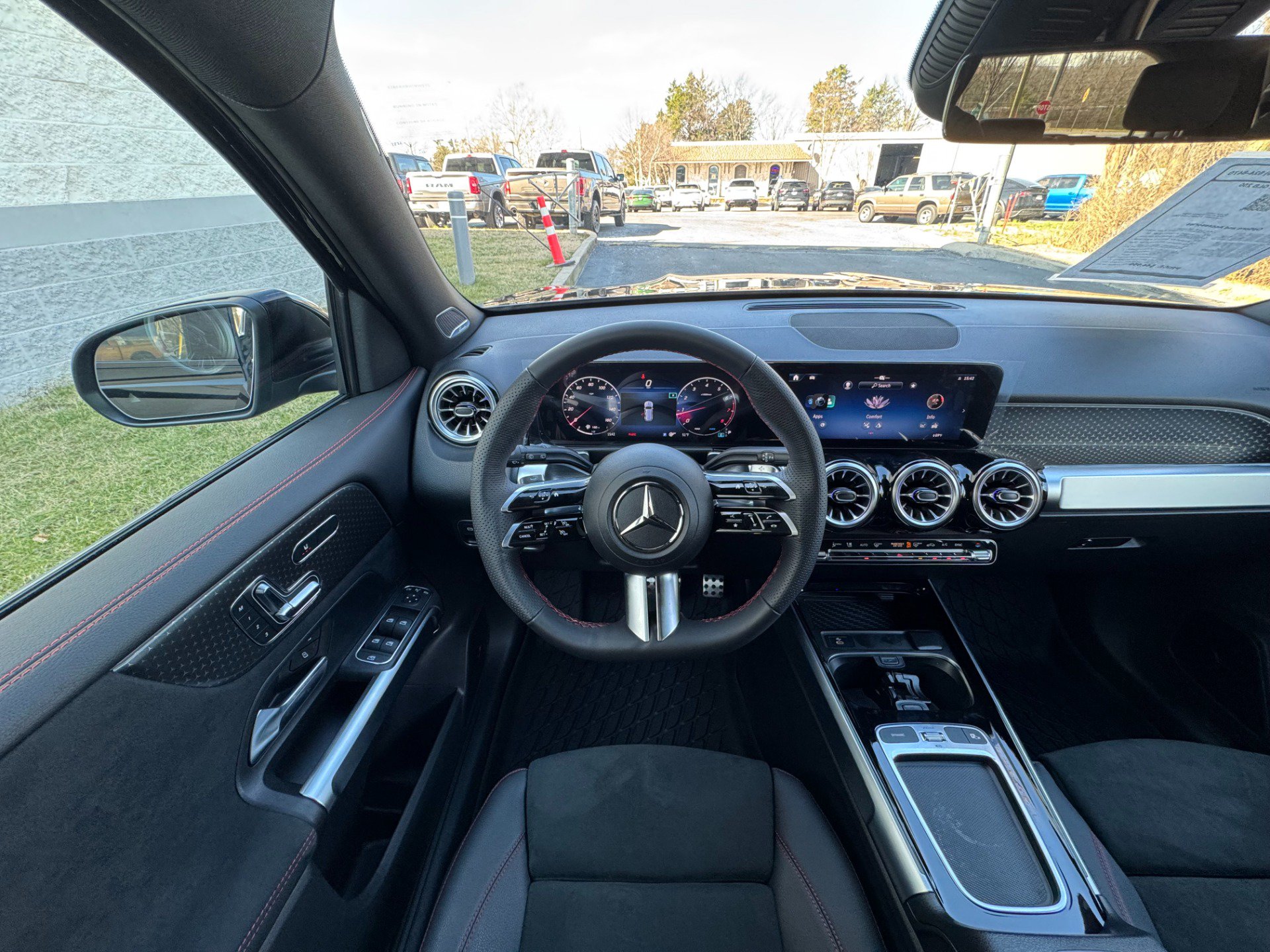 Used 2025 Mercedes-Benz GLB 250 w/ AMG Night Package image 53