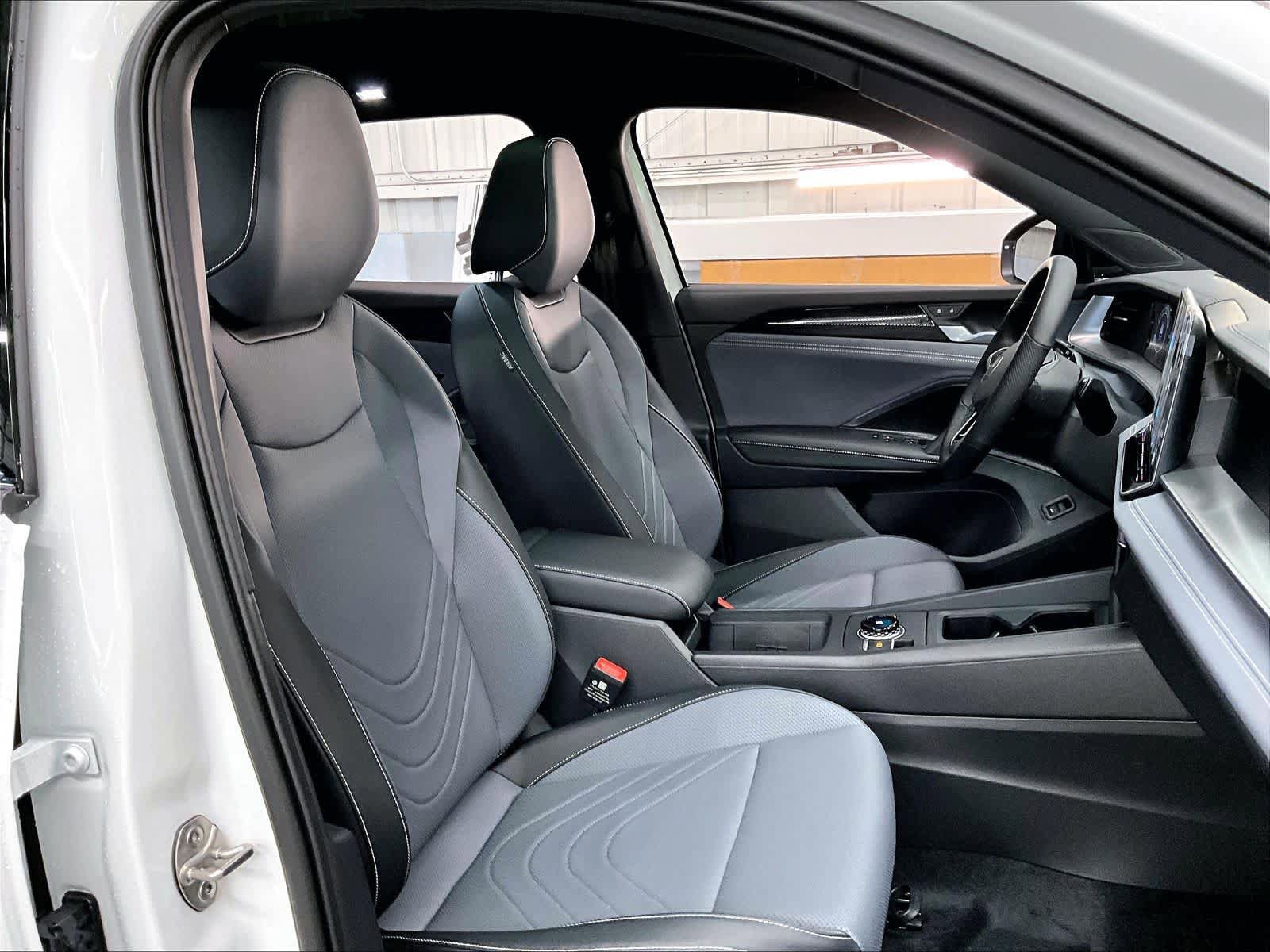 New 2026 Volkswagen Tiguan SE R-Line FWD image 31