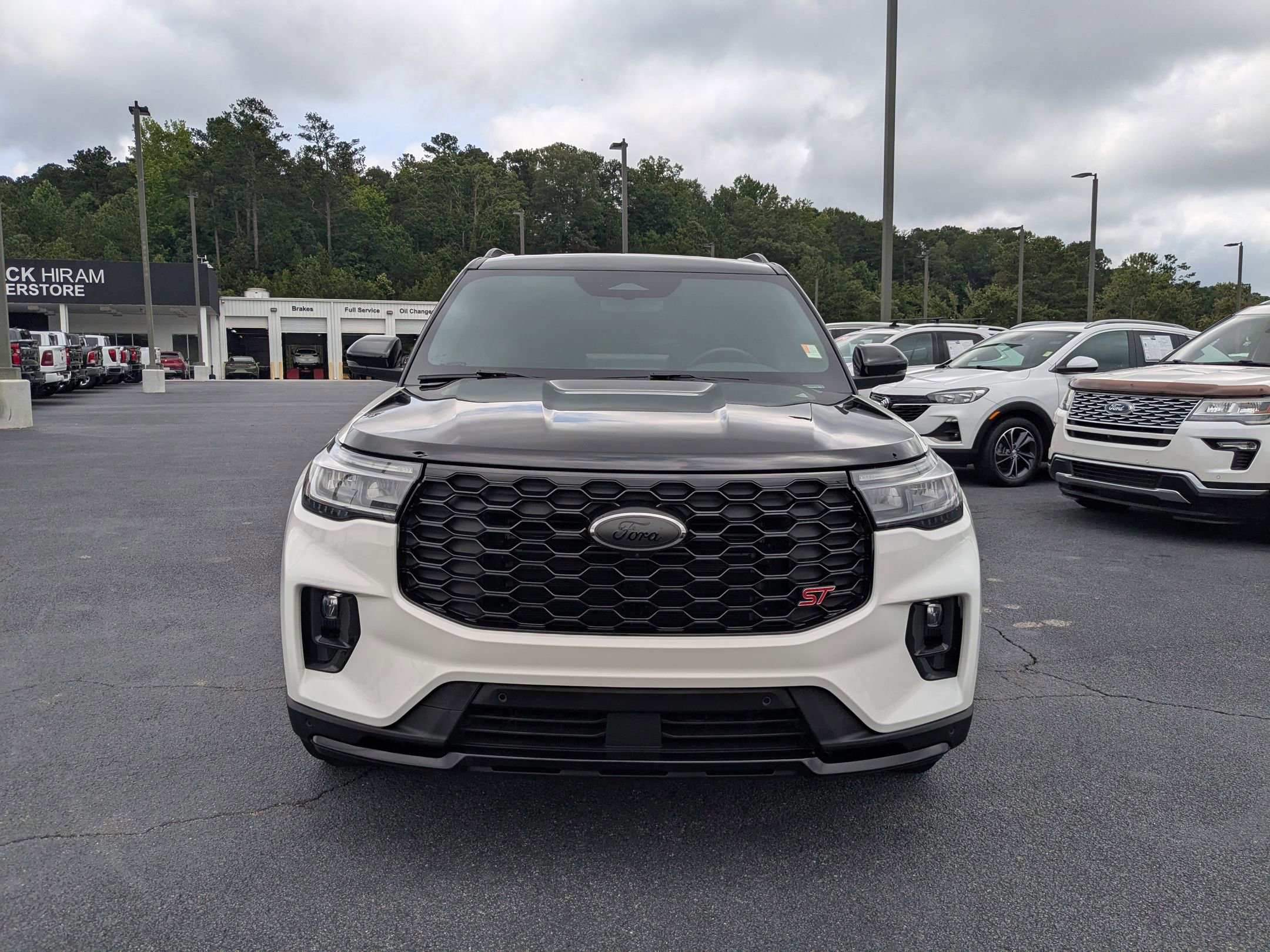 Used 2025 Ford Explorer ST image 2