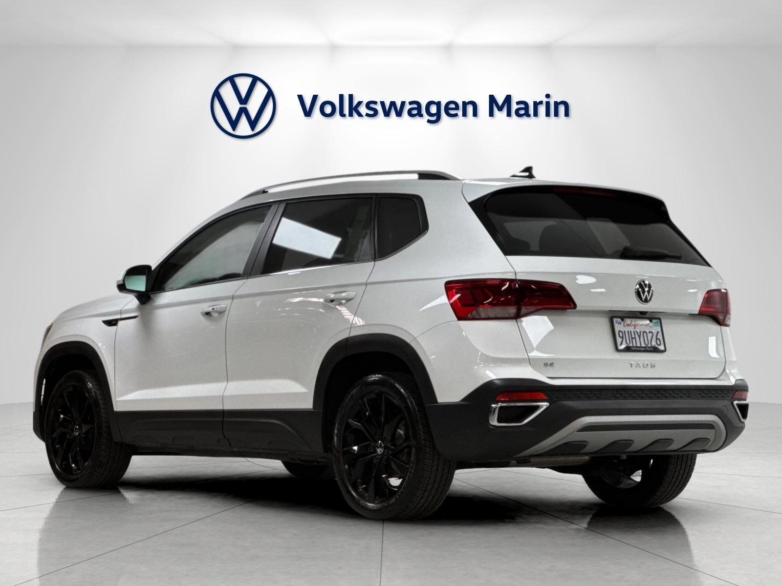 Used 2023 Volkswagen Taos SE w/ Panoramic Sunroof Package FWD image 3