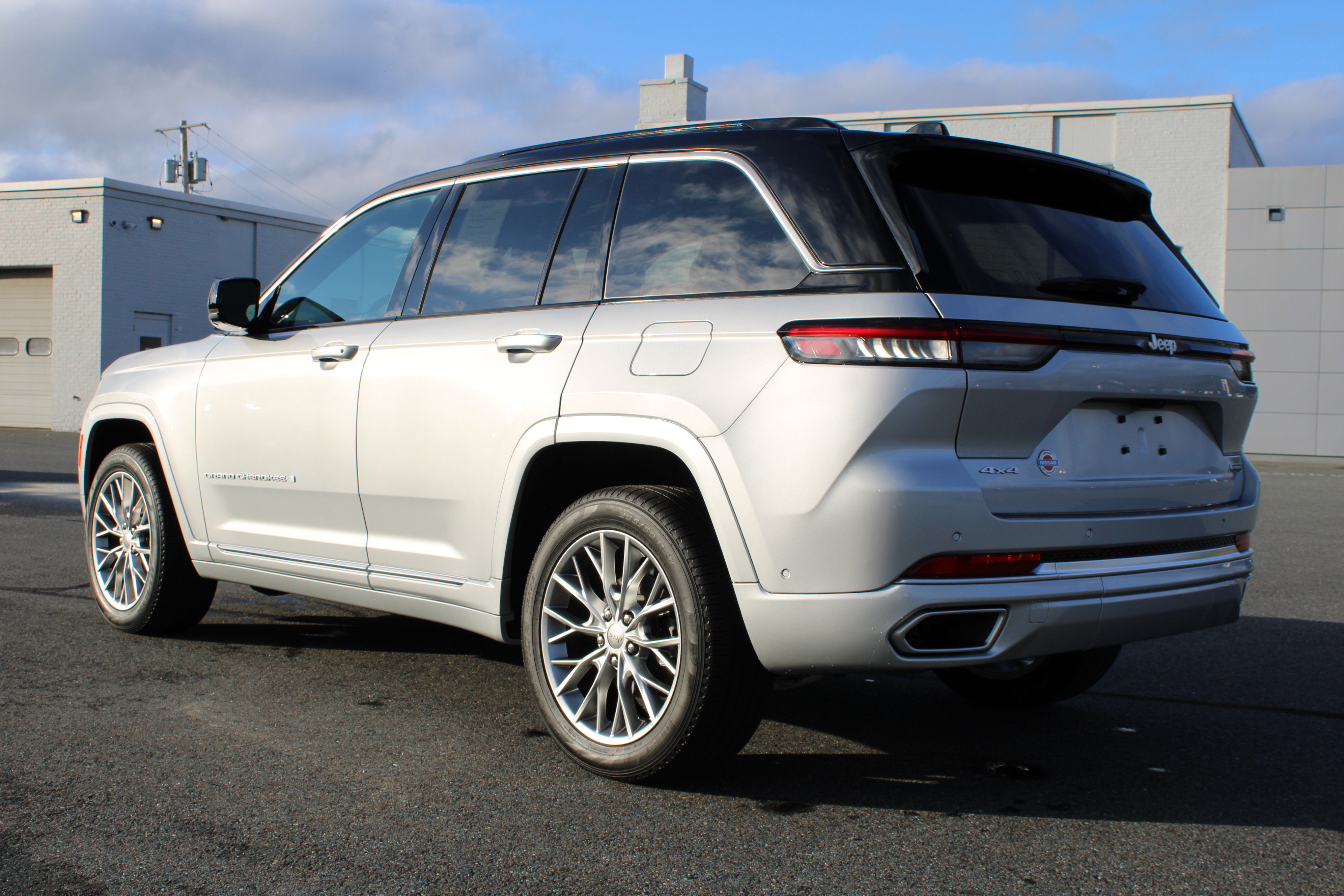 Used 2025 Jeep Grand Cherokee Summit w/ Luxury Tech Group V AWD/4WD image 13
