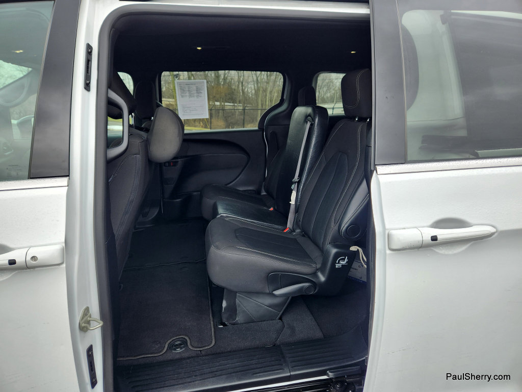 Used 2024 Chrysler Pacifica Touring image 57