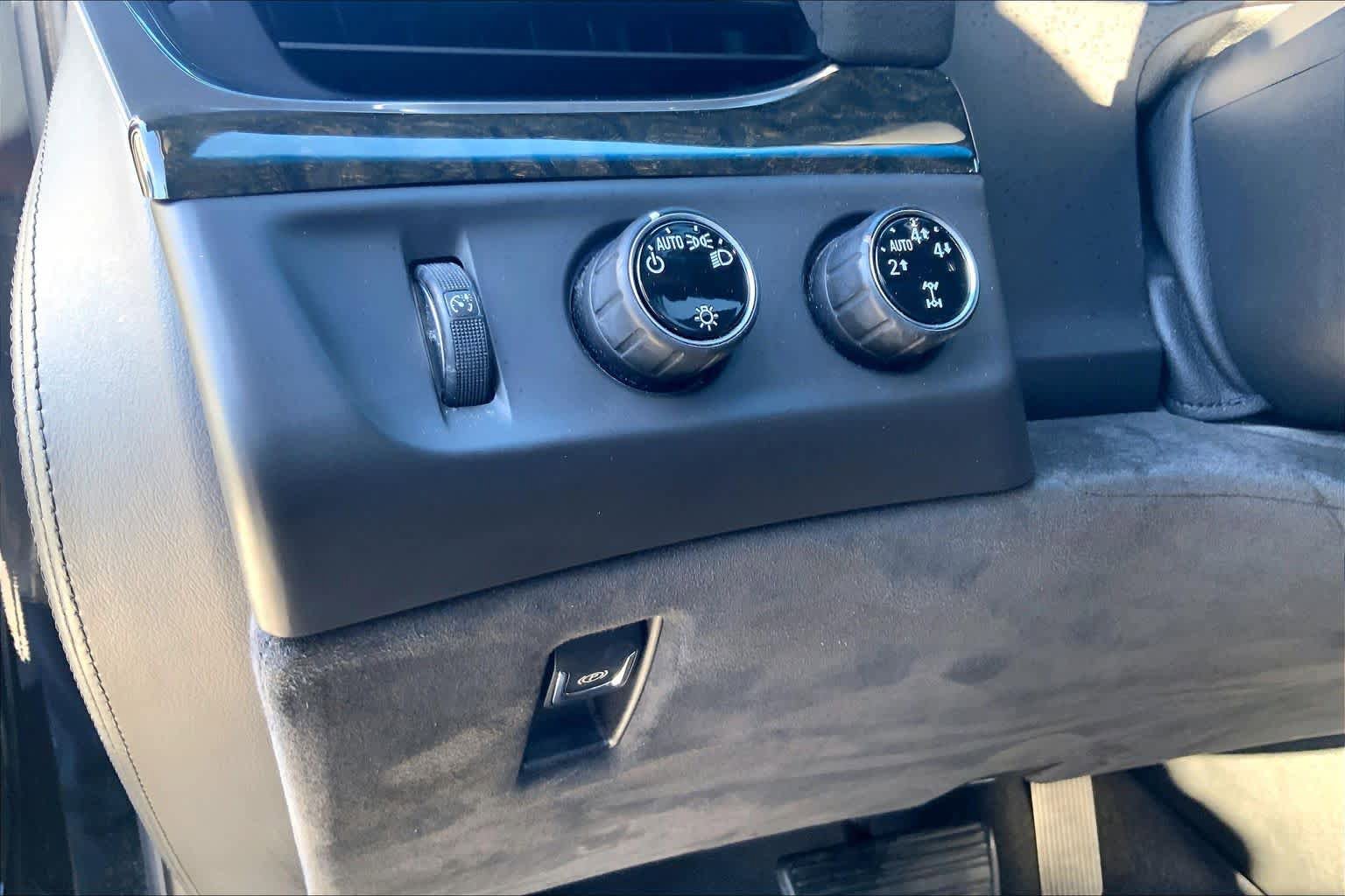 Used 2016 Cadillac Escalade Platinum AWD/4WD image 33