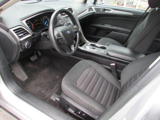 Used 2018 Ford Fusion SE FWD image 13