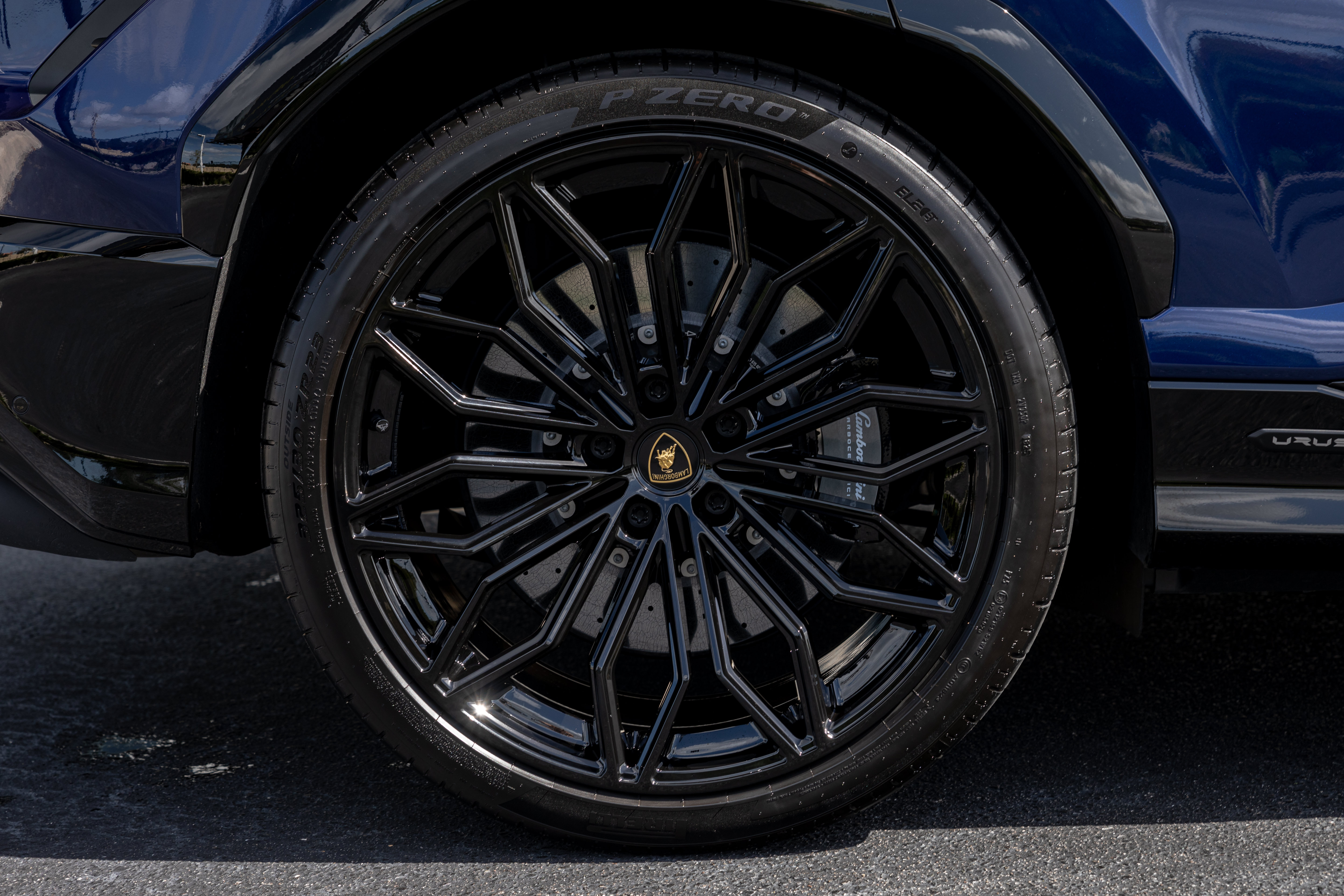 Used 2025 Lamborghini Urus Performante AWD/4WD image 40