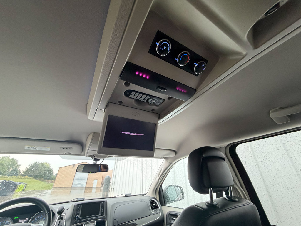 Used 2012 Chrysler Town & Country Touring-L w/ Driver Convenience Group FWD image 19