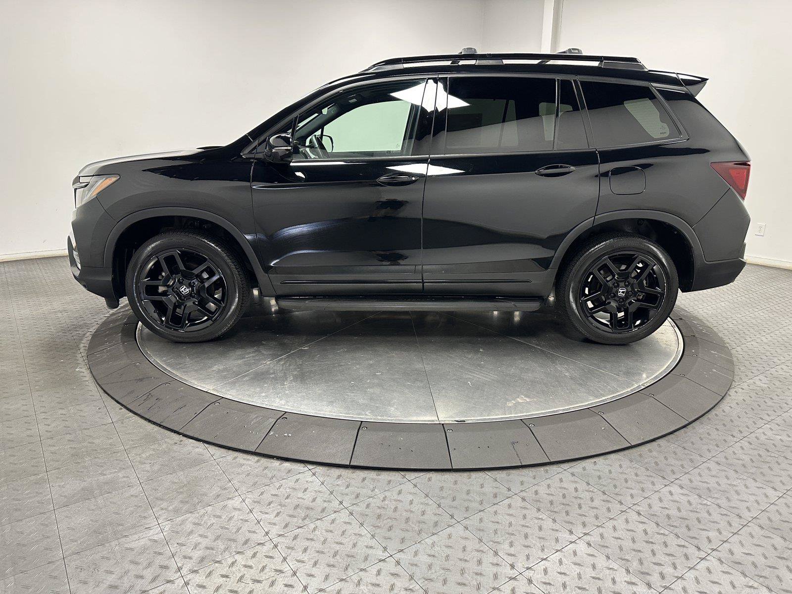 Certified 2025 Honda Passport Black Edition image 8