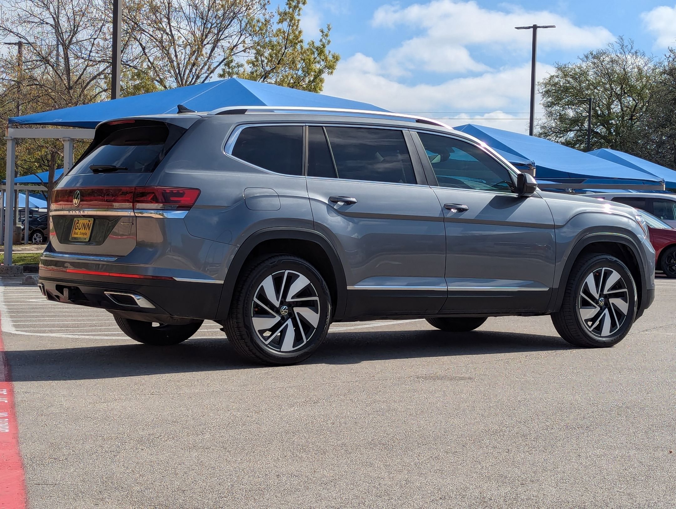 Used 2024 Volkswagen Atlas SEL image 3